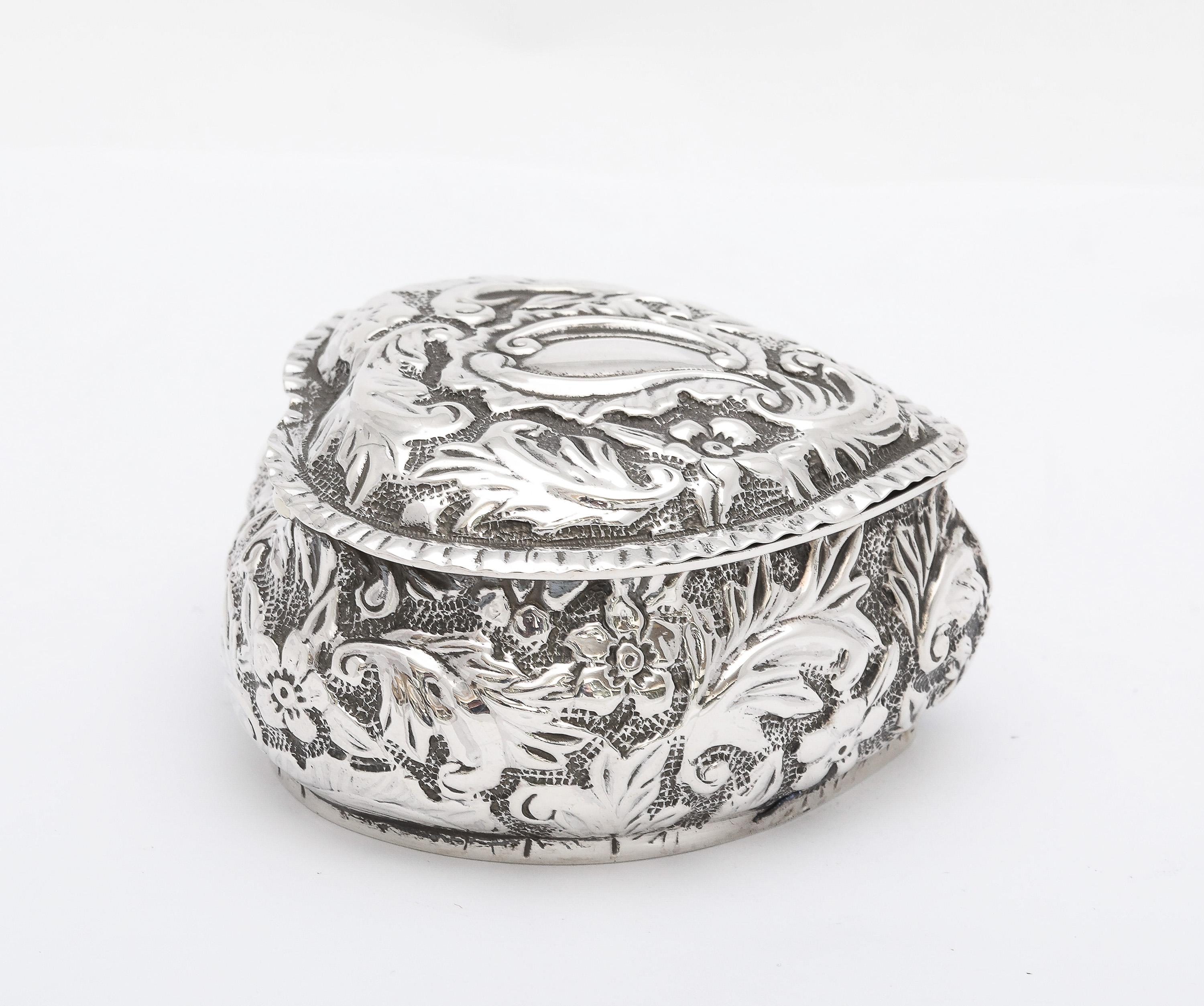 Caja de baratijas en forma de corazón de plata de ley de la época victoriana con tapa abatible en venta 3