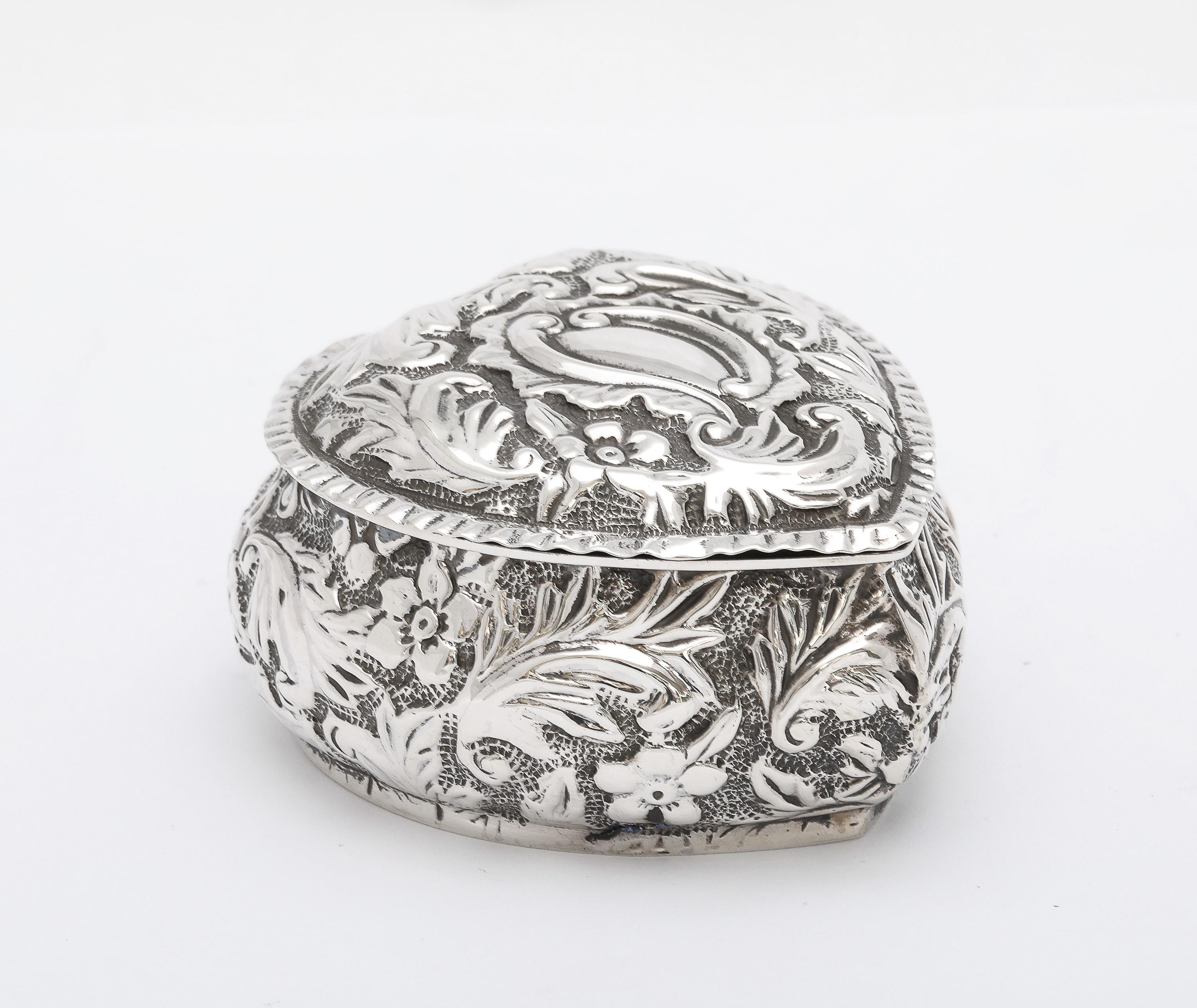 Caja de baratijas en forma de corazón de plata de ley de la época victoriana con tapa abatible en venta 4