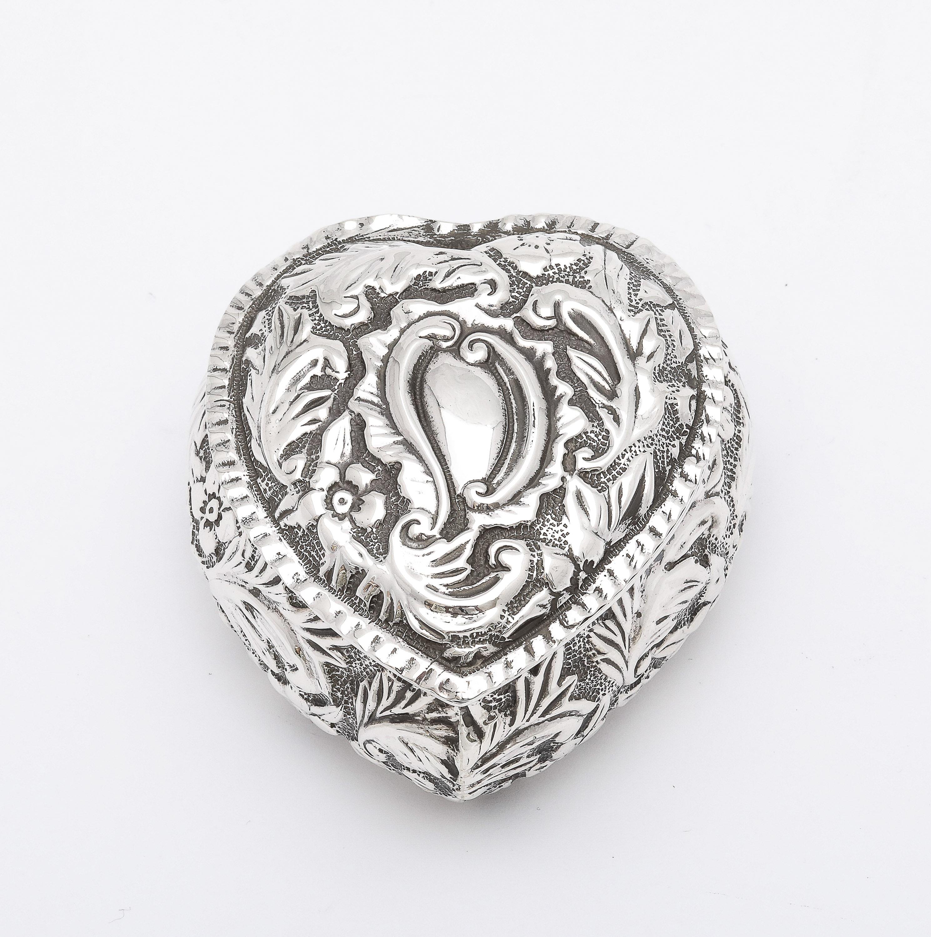 Caja de baratijas en forma de corazón, de plata de ley, de la época victoriana, con tapa abatible e interior dorado, Birmingham, Inglaterra, año de fabricación 1895, James Aitchison - fabricante (por nombramiento de la reina Victoria). Se vende al
