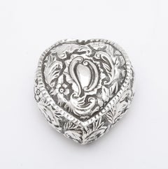 Caja de baratijas en forma de corazón de plata de ley de la época victoriana con tapa abatible