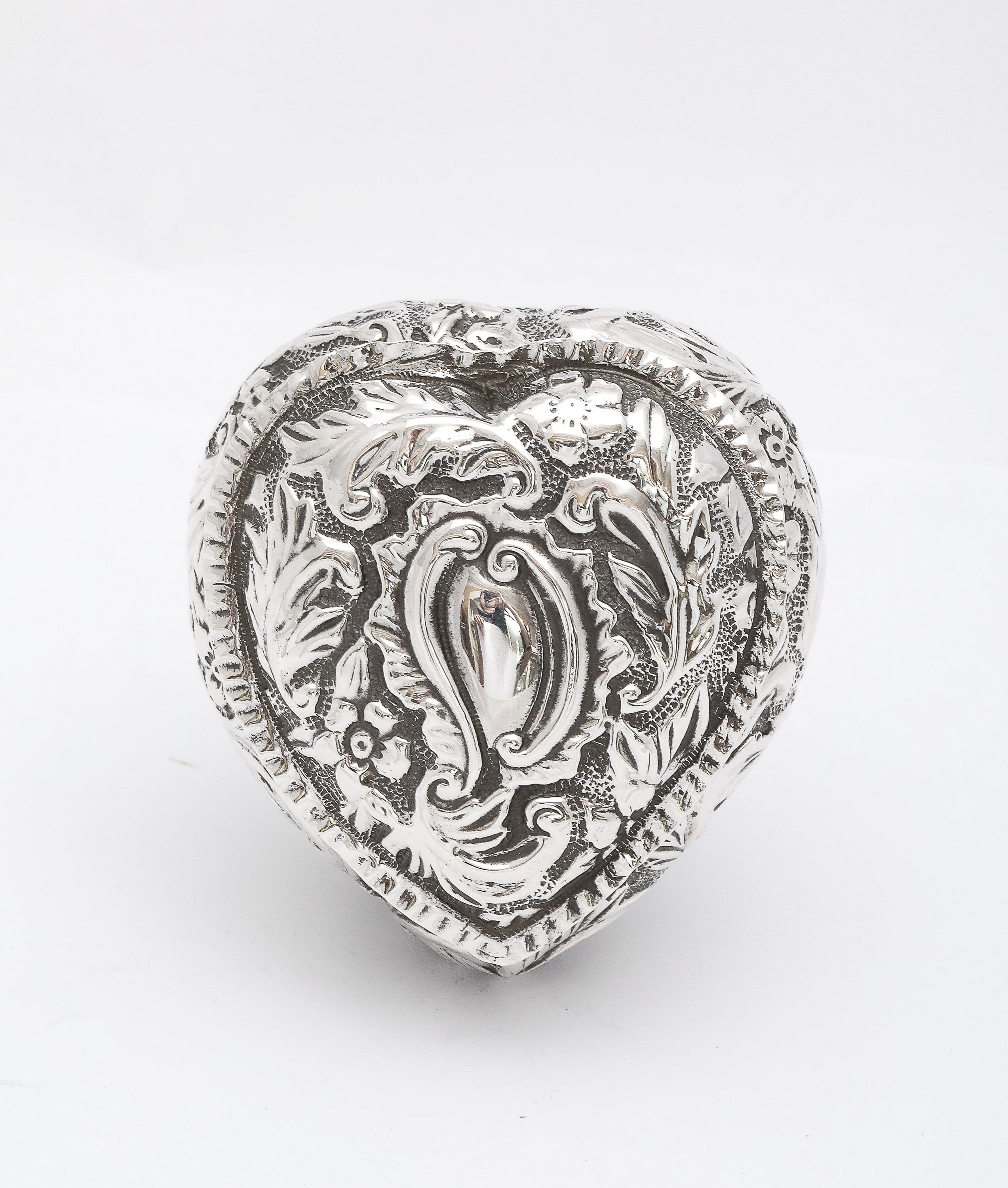 Caja de baratijas en forma de corazón de plata de ley de la época victoriana con tapa abatible Inglés en venta