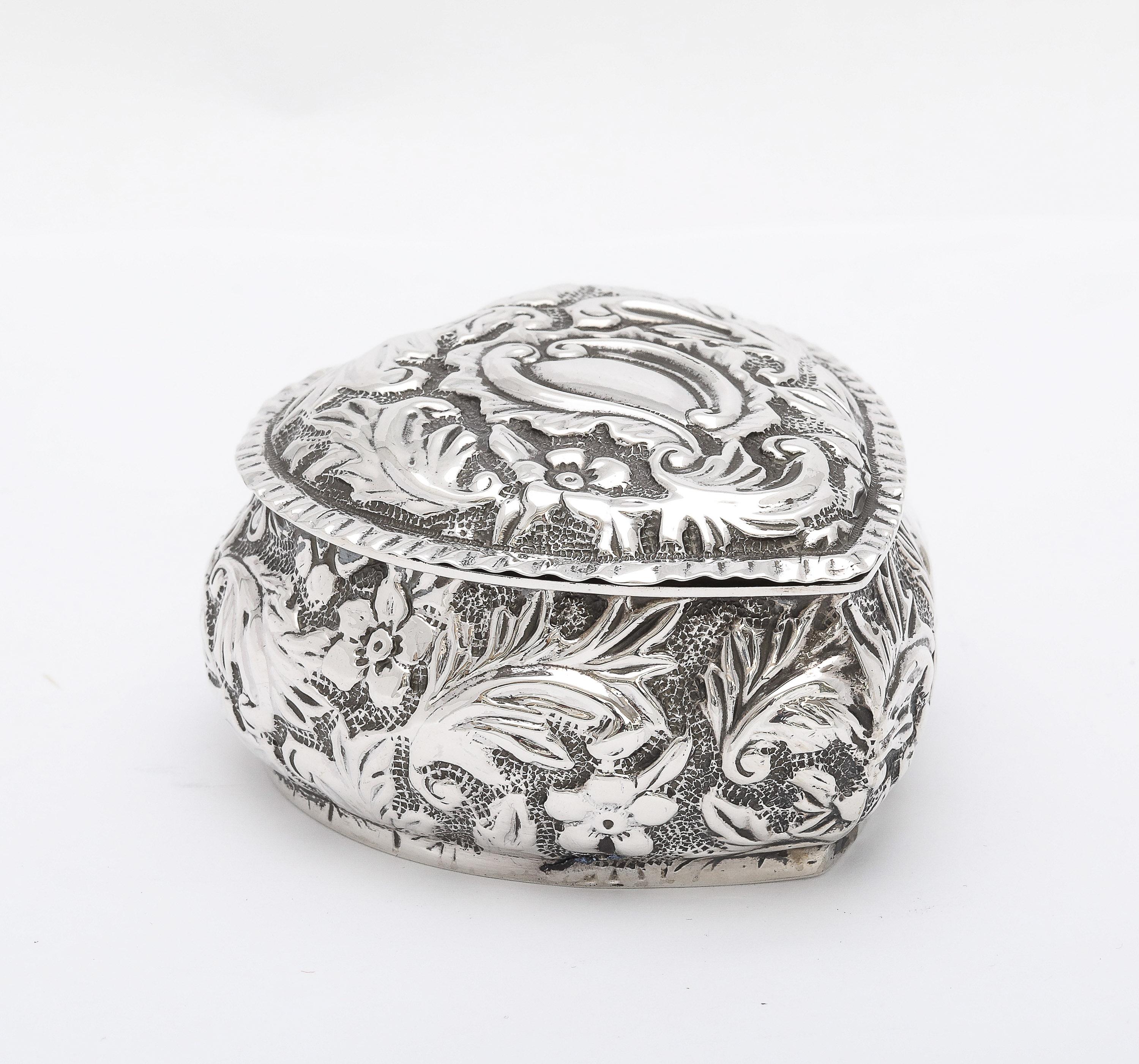 Caja de baratijas en forma de corazón de plata de ley de la época victoriana con tapa abatible Dorado en venta