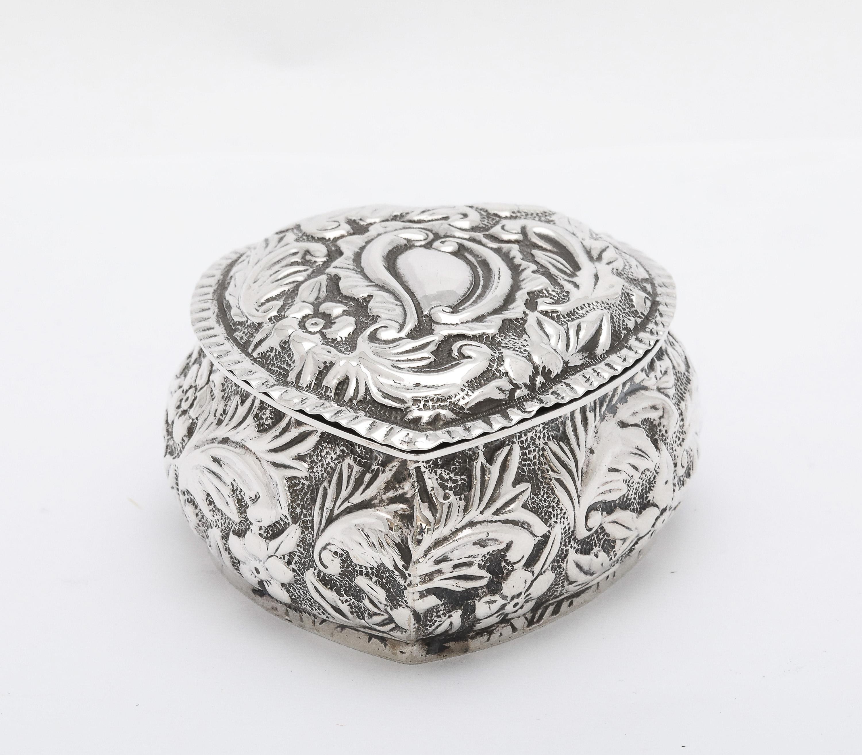Caja de baratijas en forma de corazón de plata de ley de la época victoriana con tapa abatible en Bueno estado para la venta en New York, NY