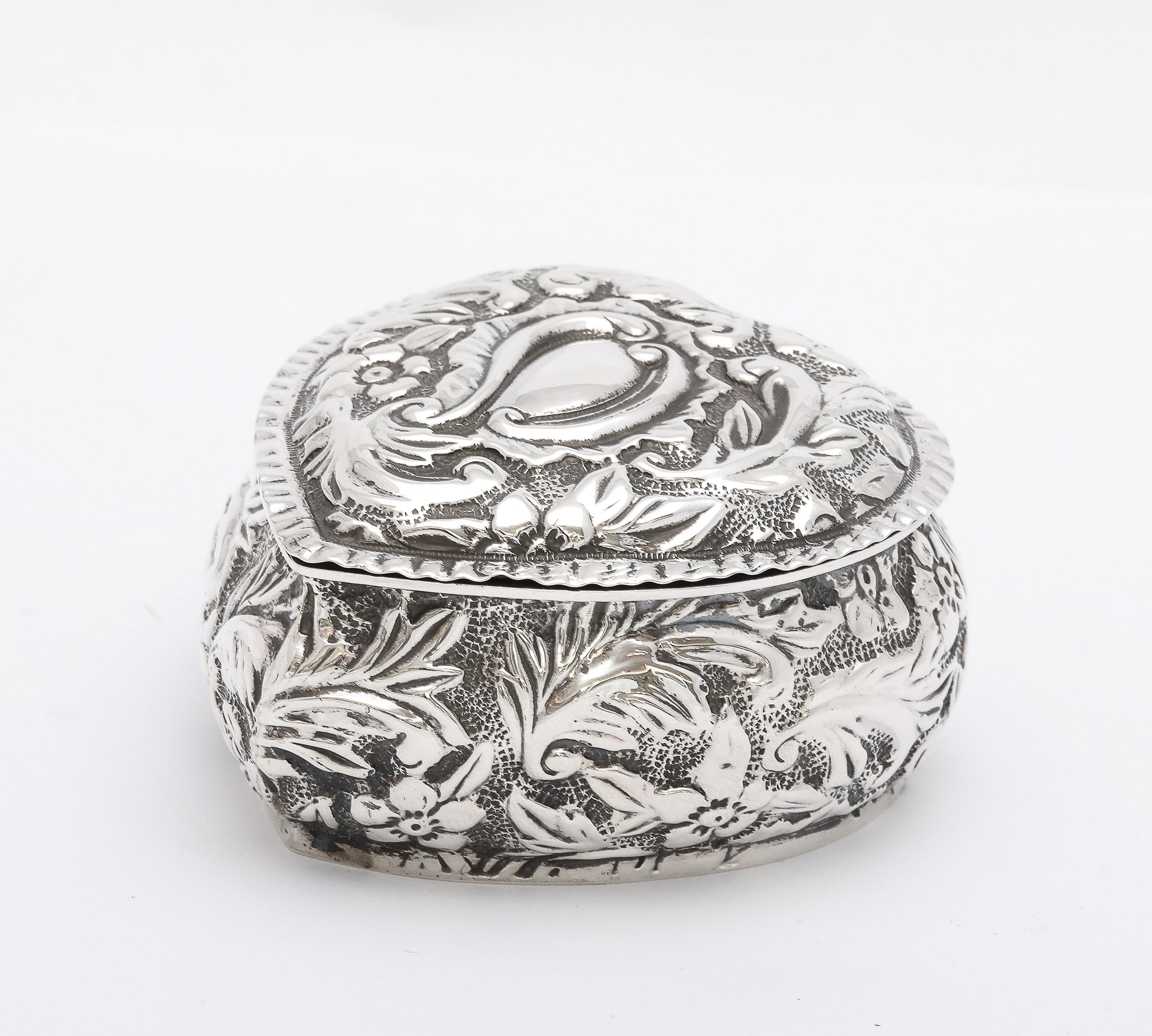 Caja de baratijas en forma de corazón de plata de ley de la época victoriana con tapa abatible Fines del siglo XIX en venta