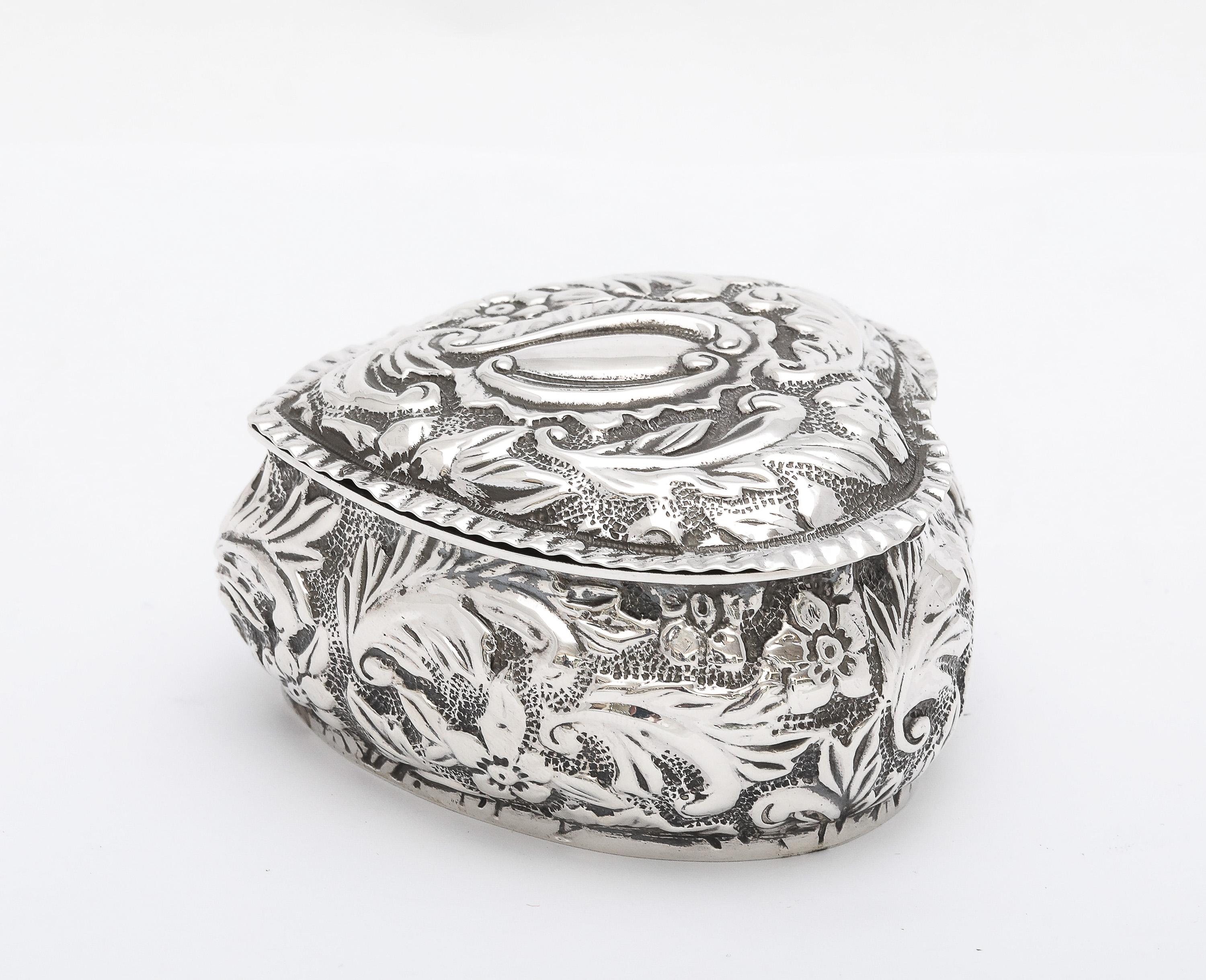 Caja de baratijas en forma de corazón de plata de ley de la época victoriana con tapa abatible Plata esterlina en venta