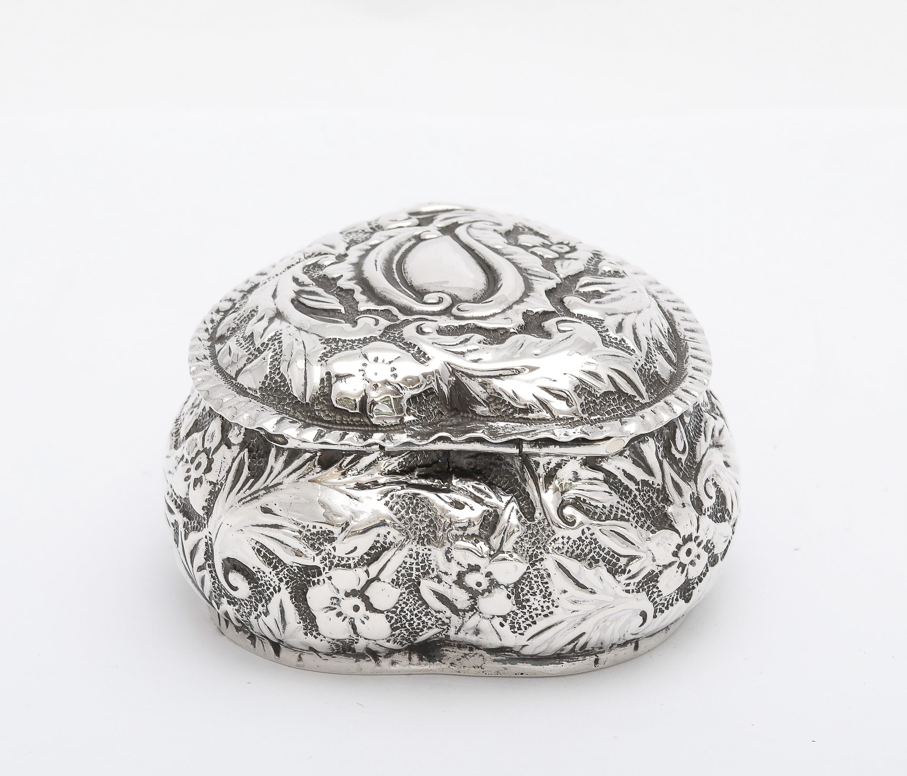Caja de baratijas en forma de corazón de plata de ley de la época victoriana con tapa abatible en venta 1