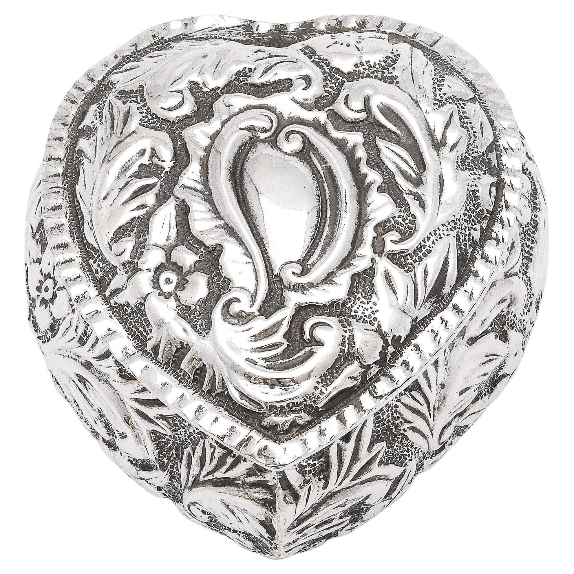 Caja de baratijas en forma de corazón de plata de ley de la época victoriana con tapa abatible