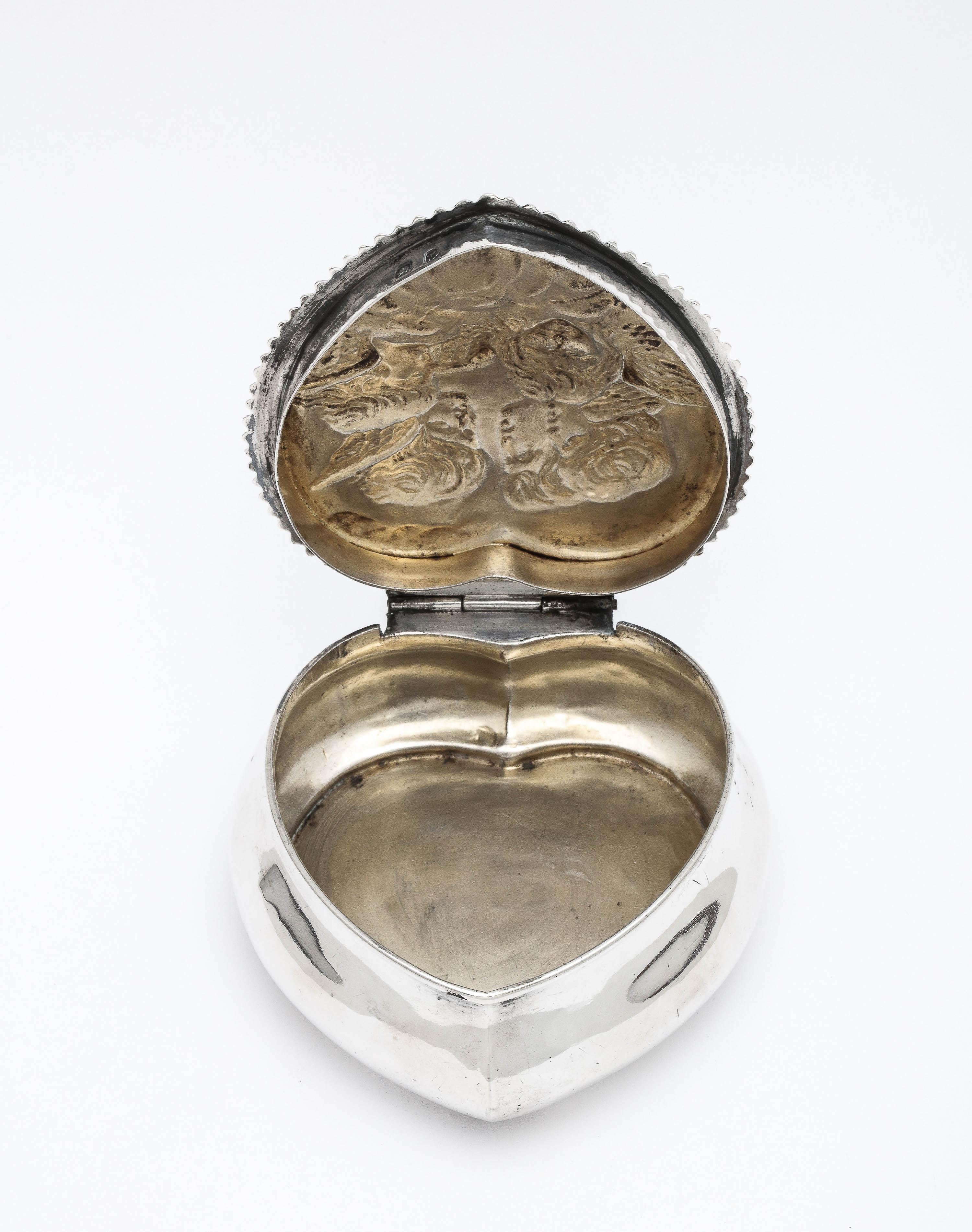 Viktorianische Periode Sterling Silber Herz-Form Trinkets Box mit Scharnierdeckel im Angebot 4