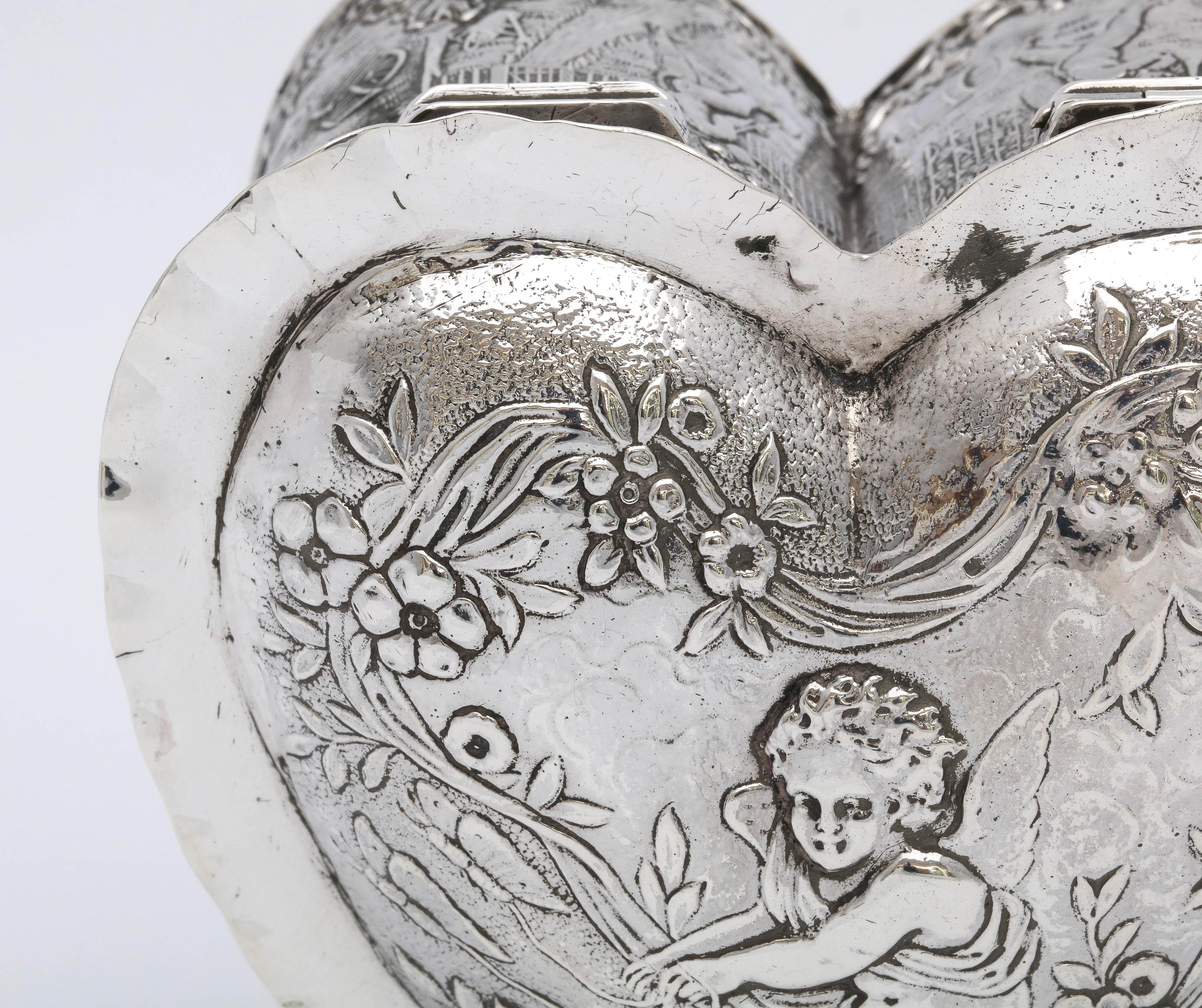 Boîte à bibelots en forme de cœur en argent sterling d'époque victorienne avec couvercle à charnière en vente 8