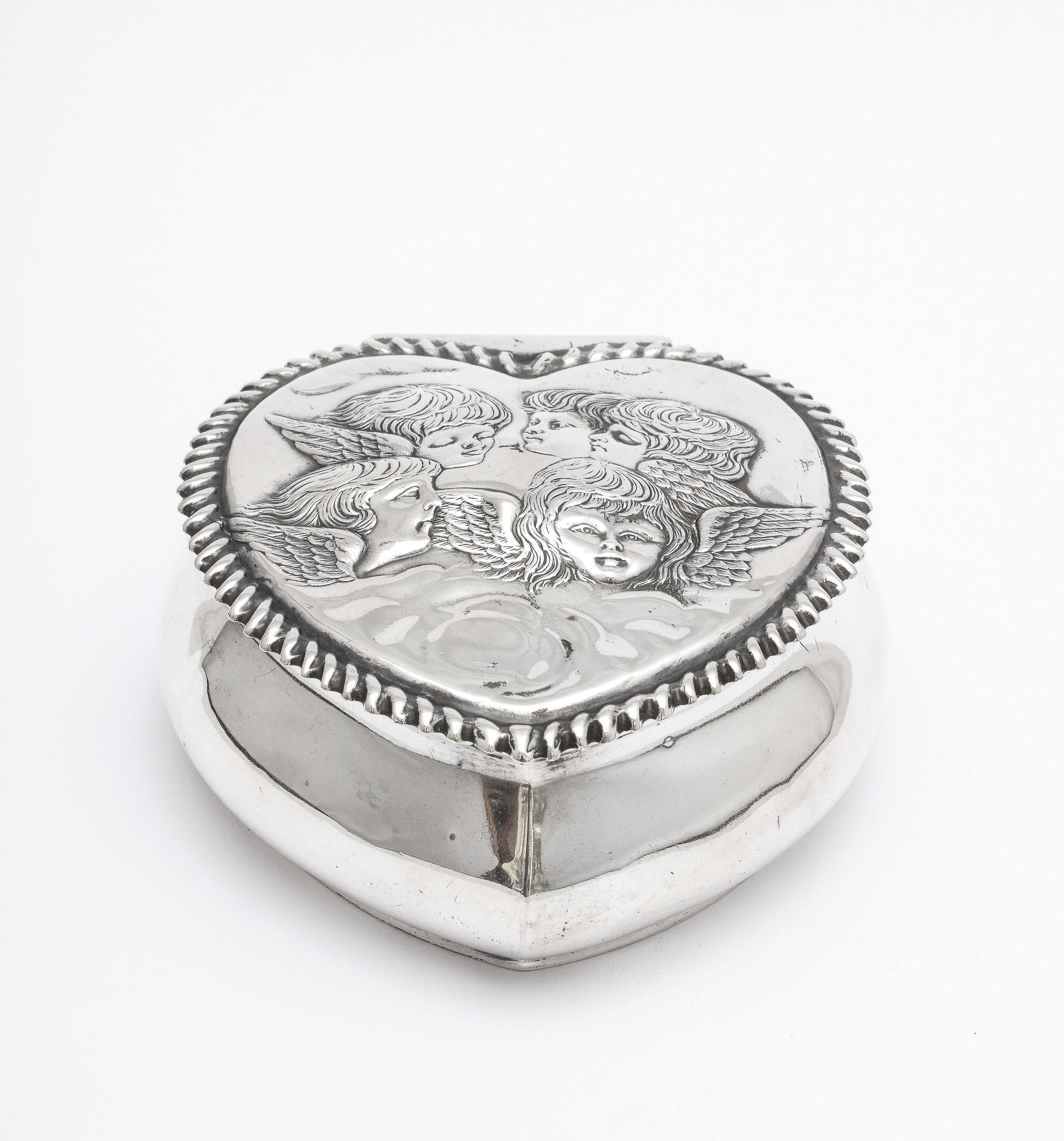 Viktorianische Periode Sterling Silber Herz-Form Trinkets Box mit Scharnierdeckel im Zustand „Gut“ im Angebot in New York, NY