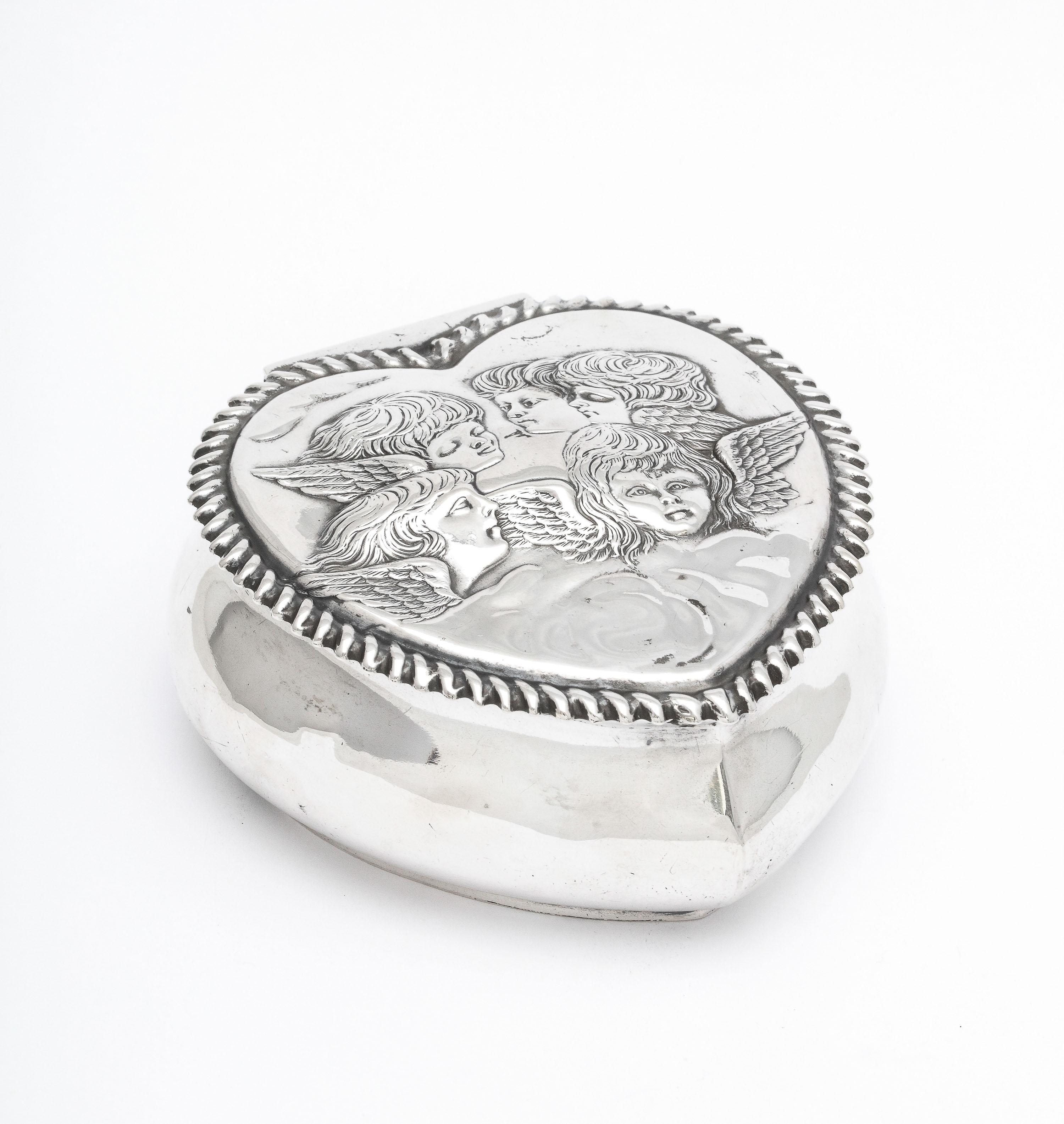 Viktorianische Periode Sterling Silber Herz-Form Trinkets Box mit Scharnierdeckel (Spätes 19. Jahrhundert) im Angebot