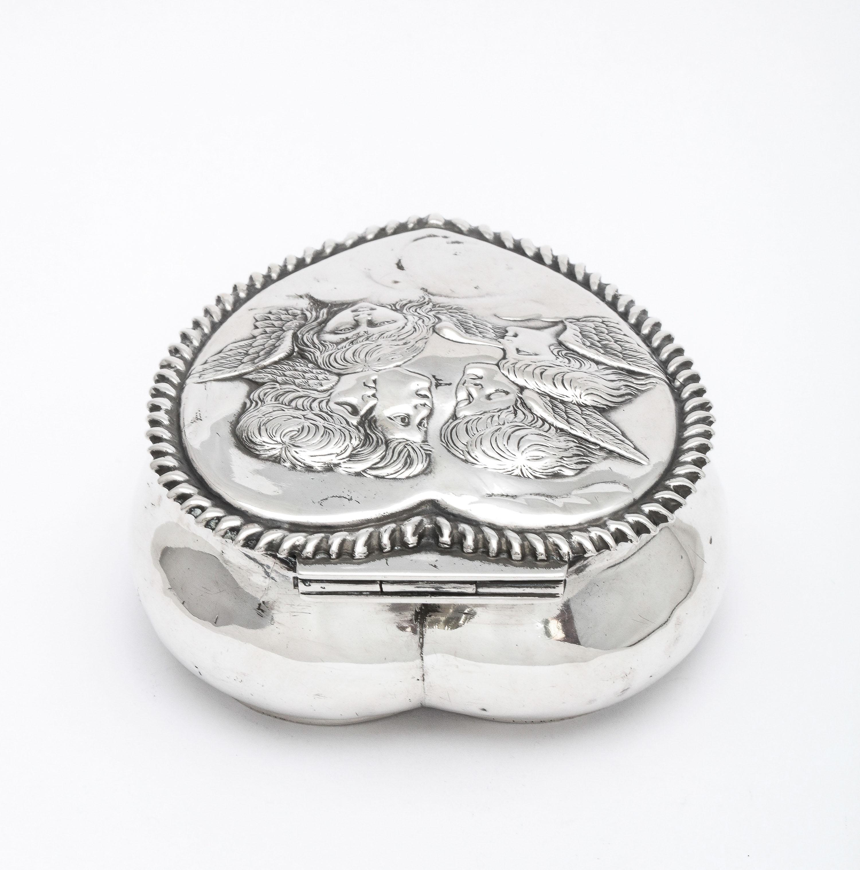 Viktorianische Periode Sterling Silber Herz-Form Trinkets Box mit Scharnierdeckel im Angebot 1