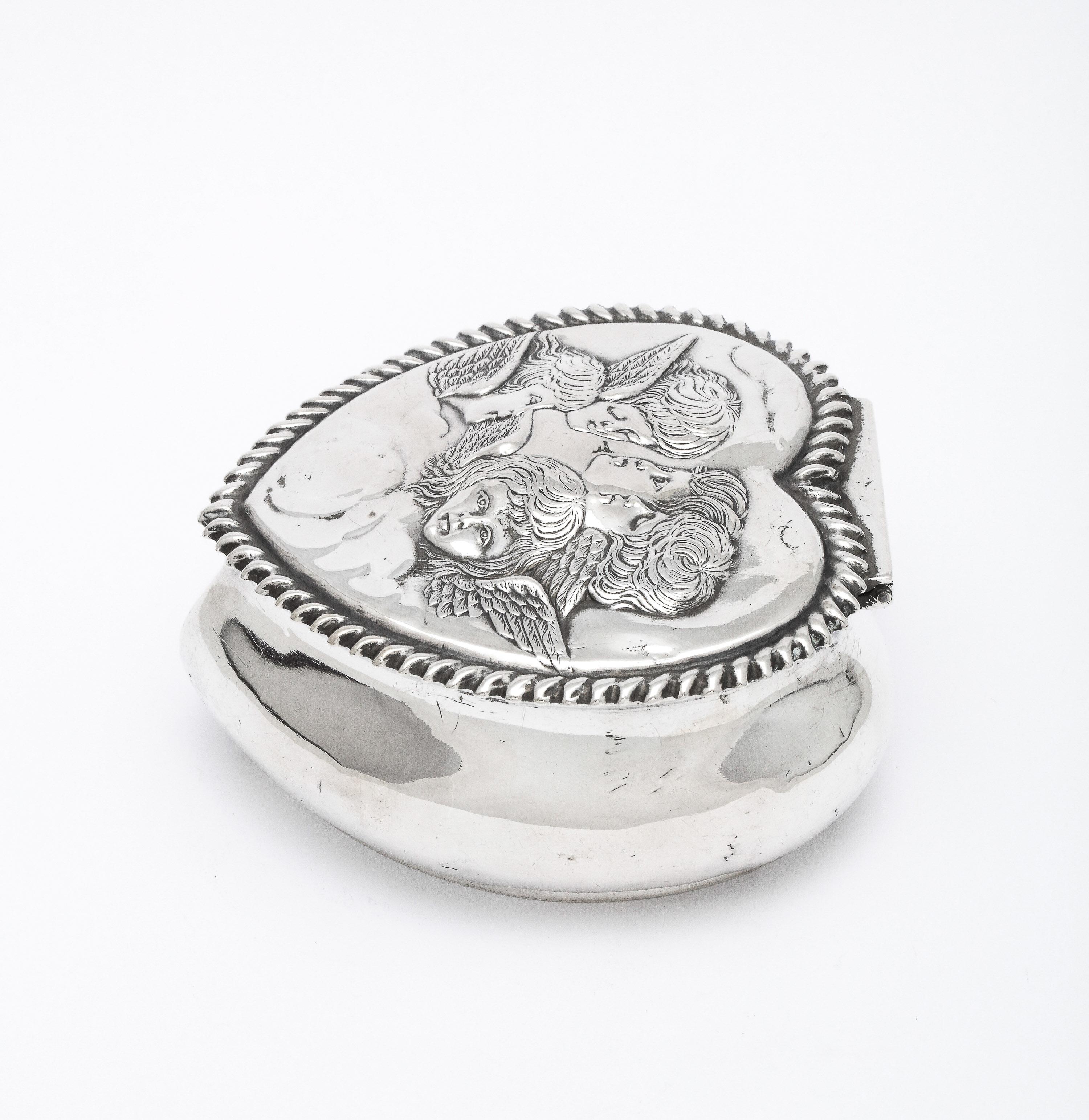 Boîte à bibelots en forme de cœur en argent sterling d'époque victorienne avec couvercle à charnière en vente 1