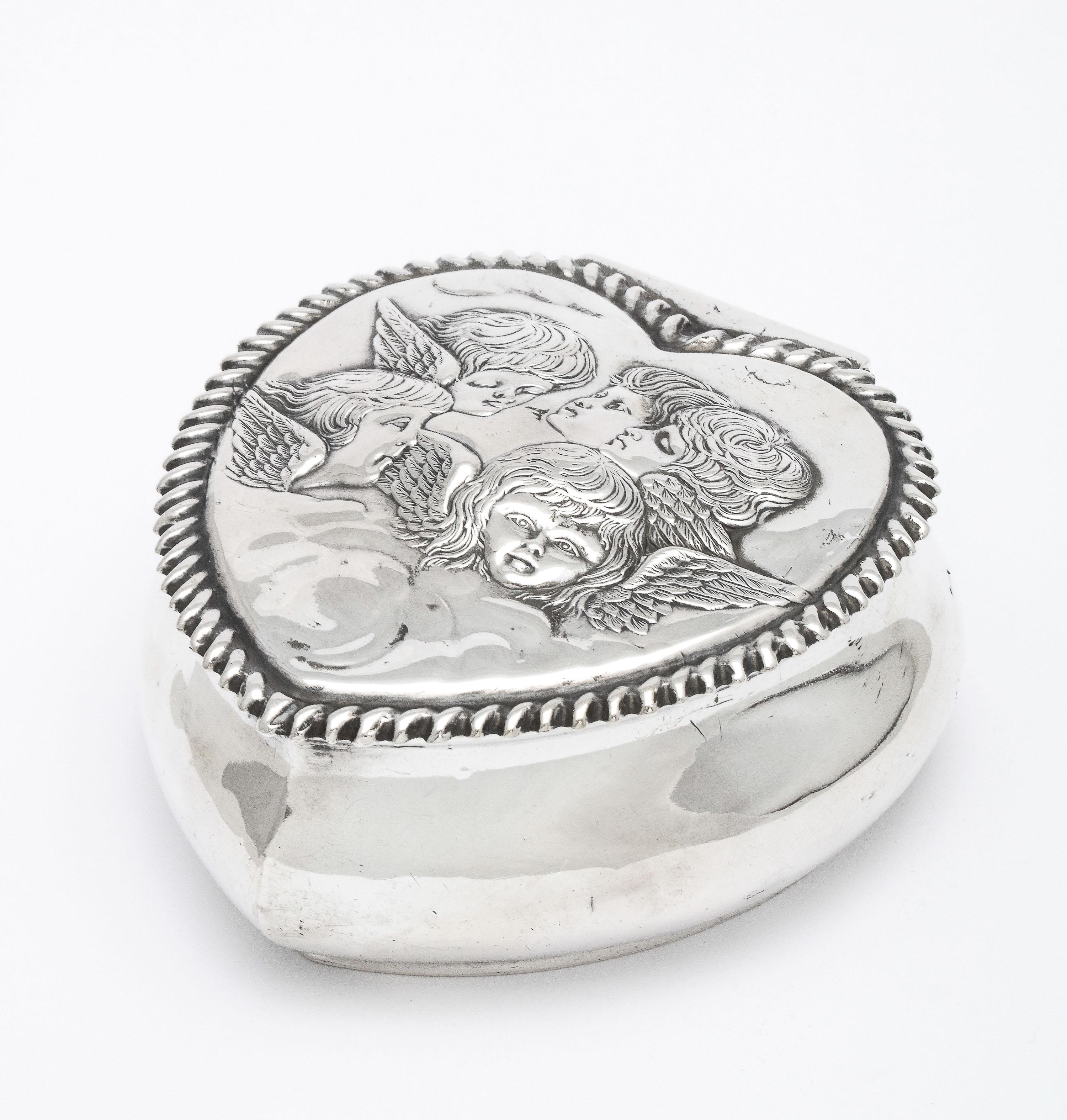Viktorianische Periode Sterling Silber Herz-Form Trinkets Box mit Scharnierdeckel im Angebot 3