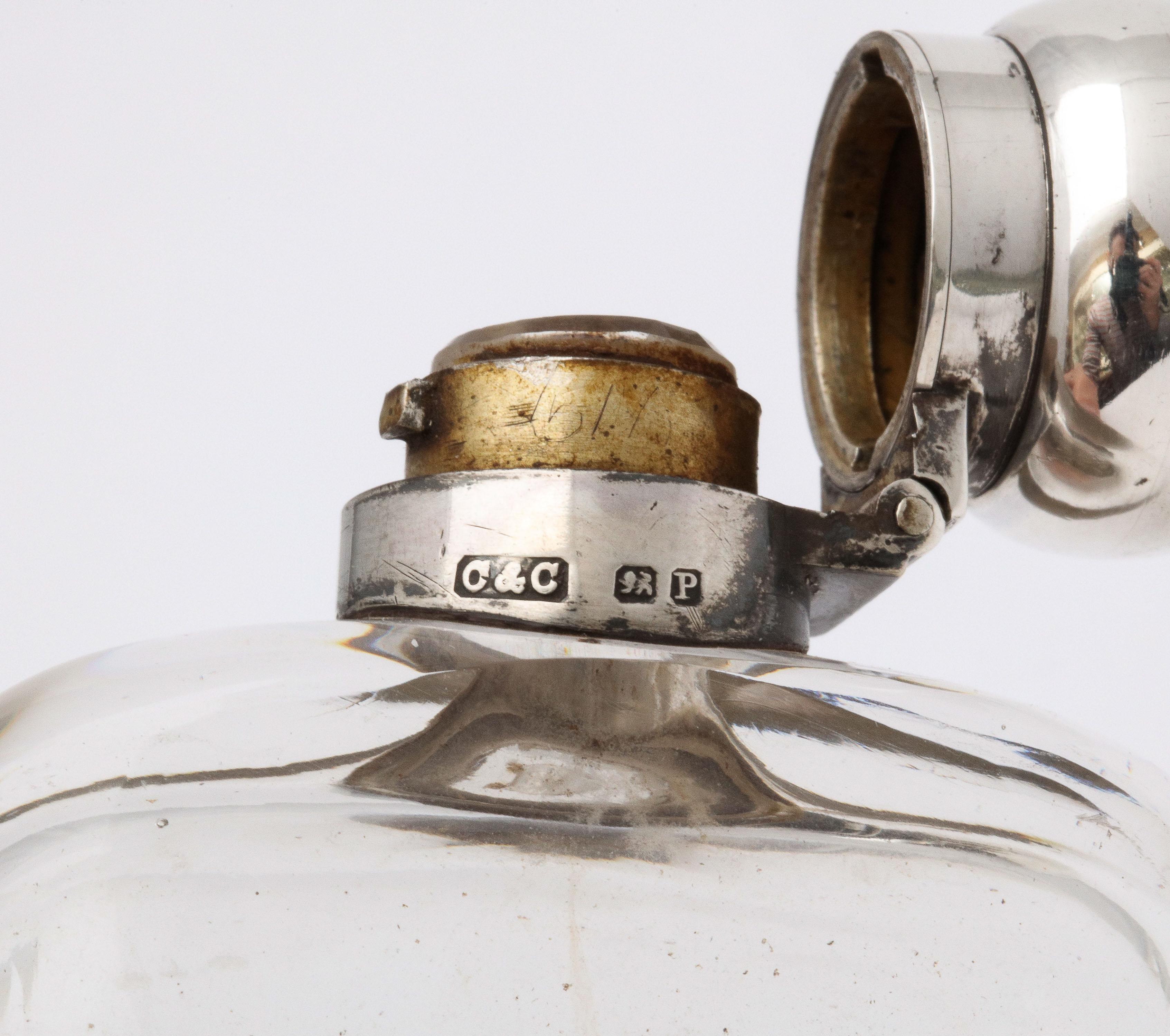 Flacon à liqueur en verre monté sur argent sterling d'époque victorienne avec couvercle à charnière en vente 8