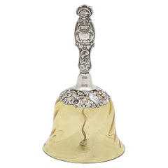 Bell d'époque victorienne montée en argent sterling et en verre soufflé à la main