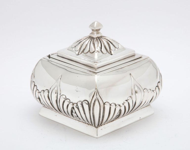 Victorian Period Sterling Silver Tea Caddy With Hinged Lid In Good Condition For Sale In New York, NY