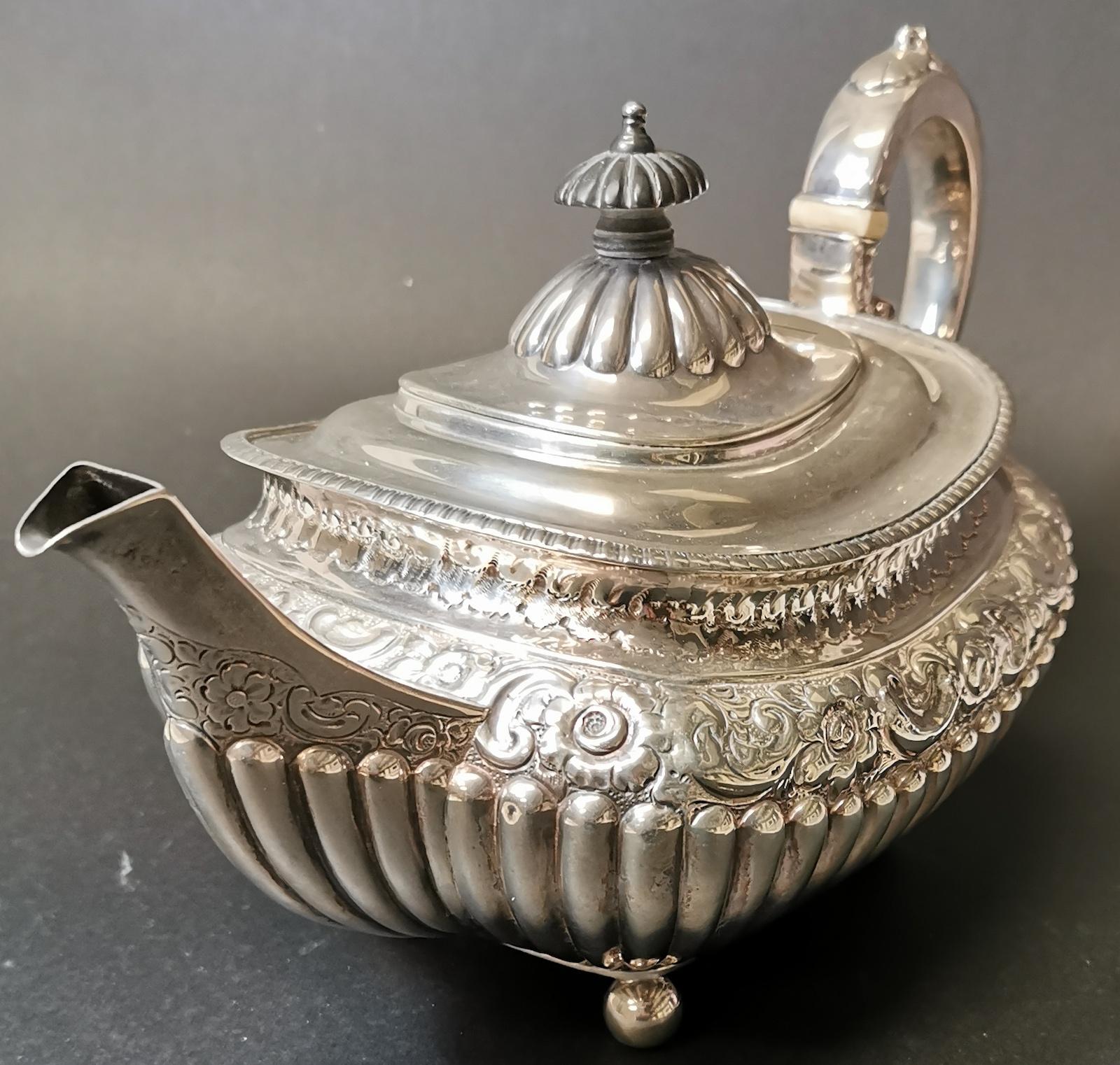 Victorian Period Sterling Silver Teapot In Good Condition For Sale In Paradise Point, Queensland