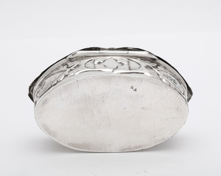 Victorian Period Sterling Silver Trinkets Box With Hinged Lid by William Comyns For Sale 5