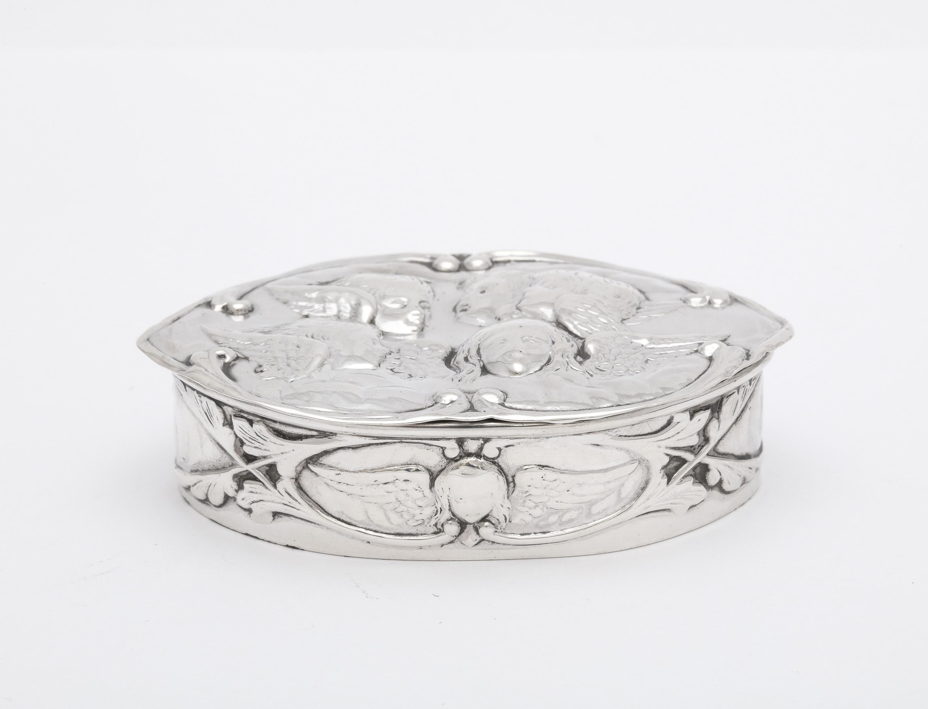 Victorian Period Sterling Silver Trinkets Box With Hinged Lid by William Comyns In Good Condition In New York, NY