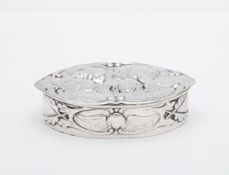 Victorian Period Sterling Silver Trinkets Box With Hinged Lid by William Comyns In Good Condition For Sale In New York, NY