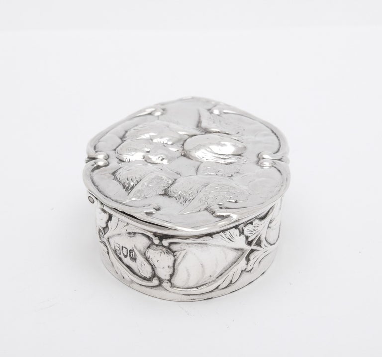 Late 19th Century Victorian Period Sterling Silver Trinkets Box With Hinged Lid by William Comyns For Sale