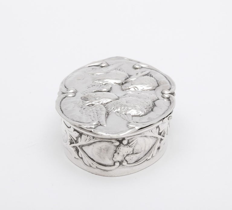 Victorian Period Sterling Silver Trinkets Box With Hinged Lid by William Comyns For Sale 2