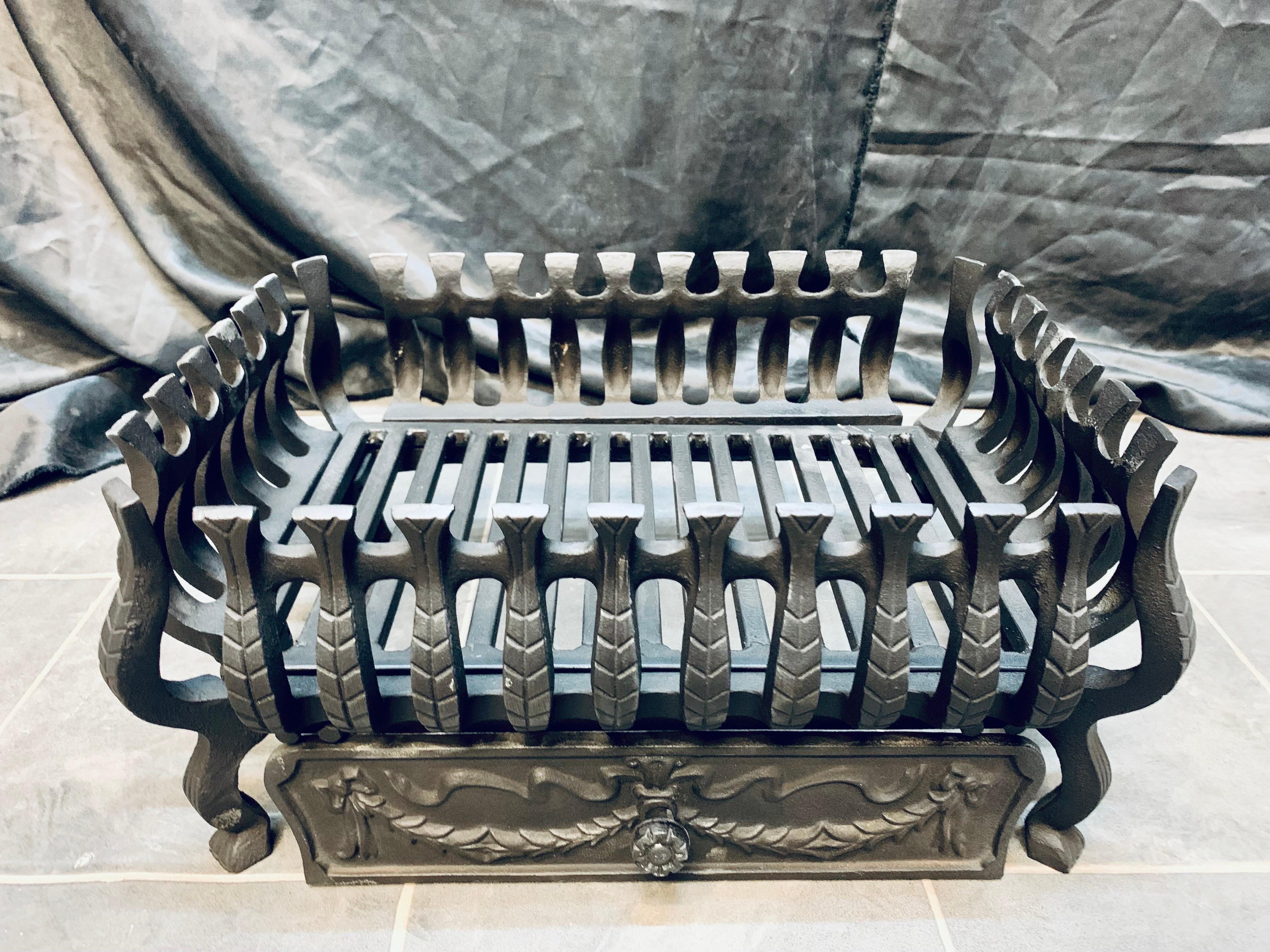 Victorian Period Style Cast Iron Fire Grate In Good Condition For Sale In Edinburgh, GB
