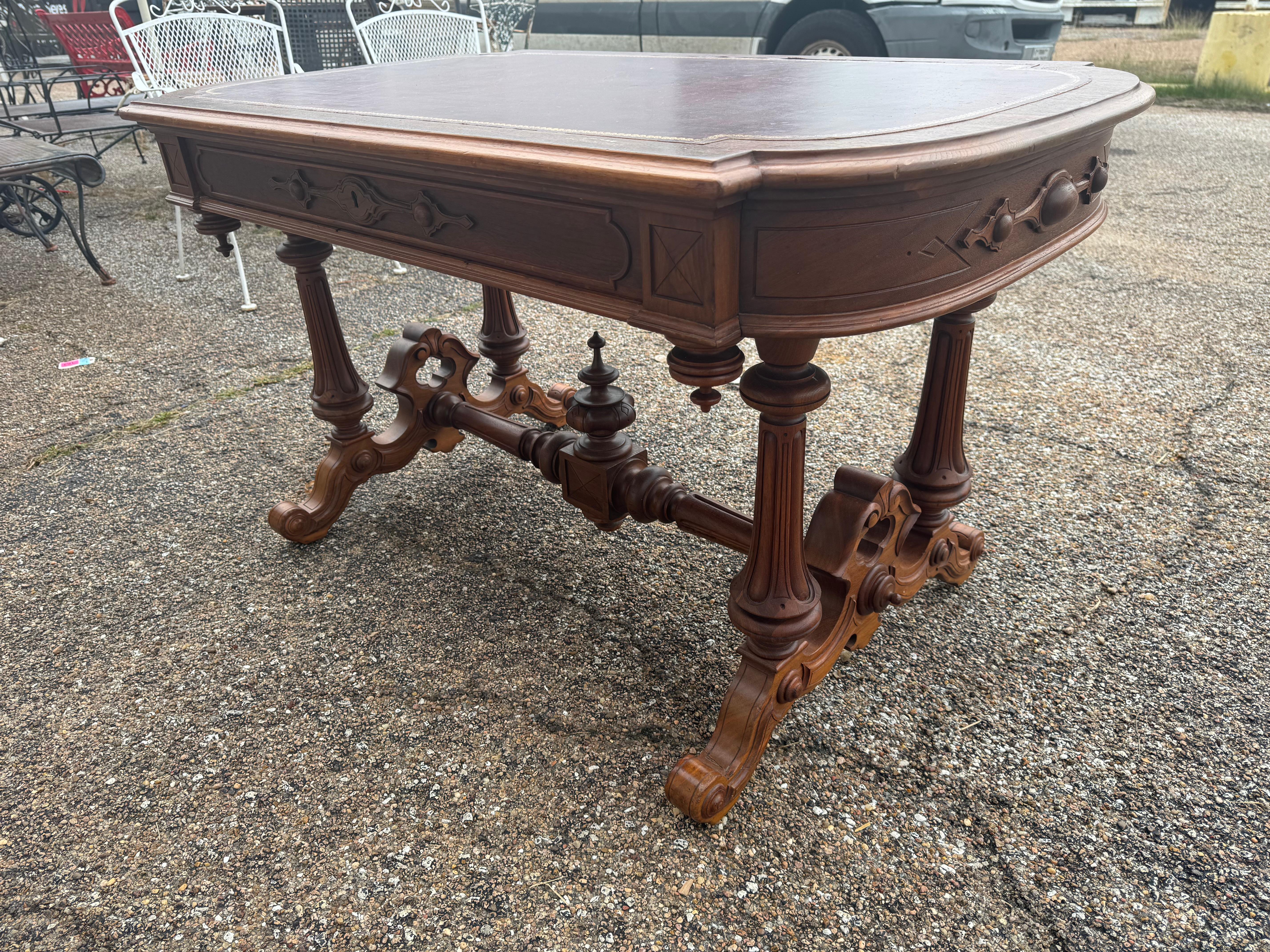 Bureau plat en noyer d'époque victorienne avec plateau en cuir marron en vente 2