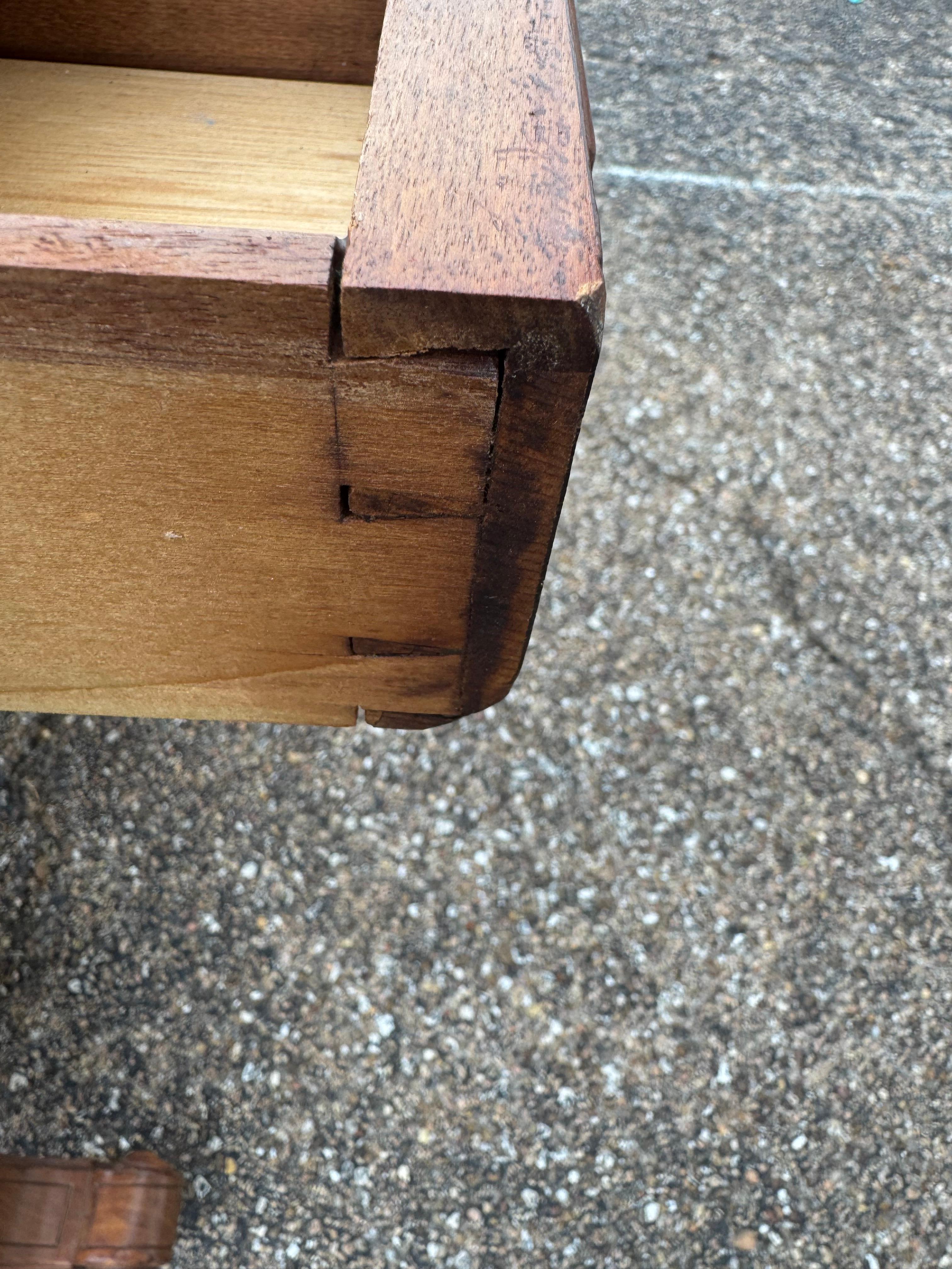 Victorien Bureau plat en noyer d'époque victorienne avec plateau en cuir marron en vente