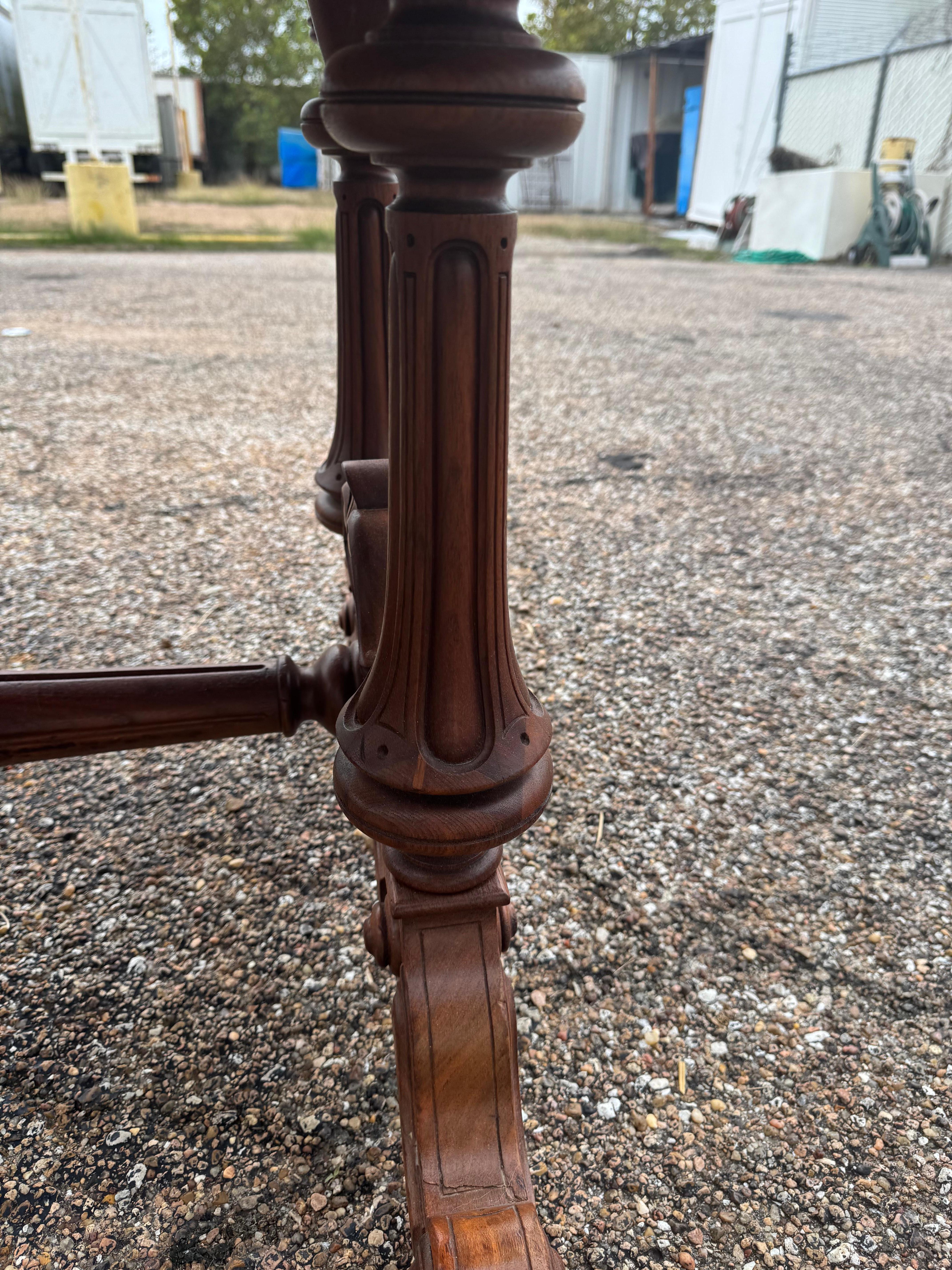 Anglais Bureau plat en noyer d'époque victorienne avec plateau en cuir marron en vente