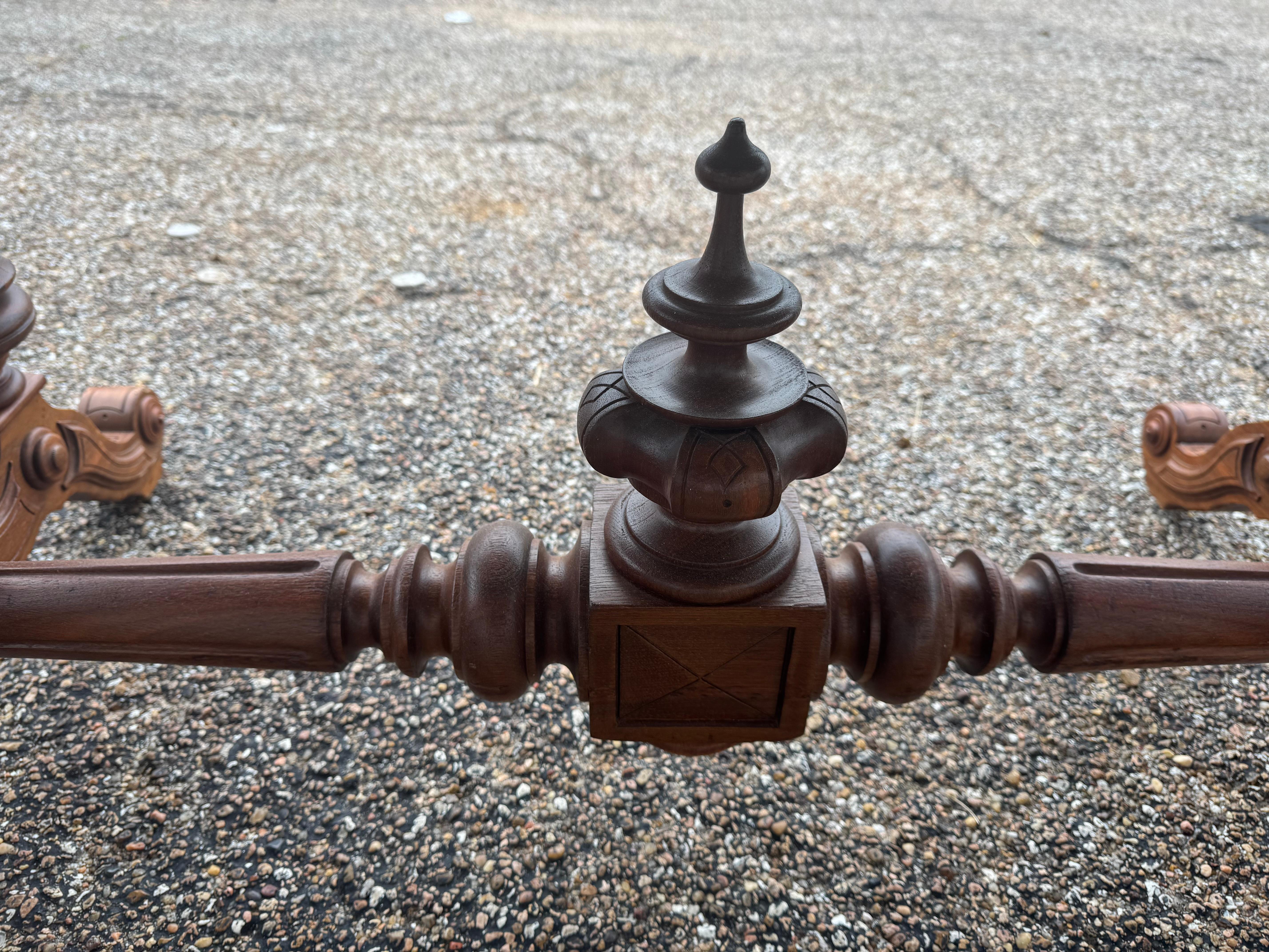 Bureau plat en noyer d'époque victorienne avec plateau en cuir marron Bon état - En vente à Pasadena, TX