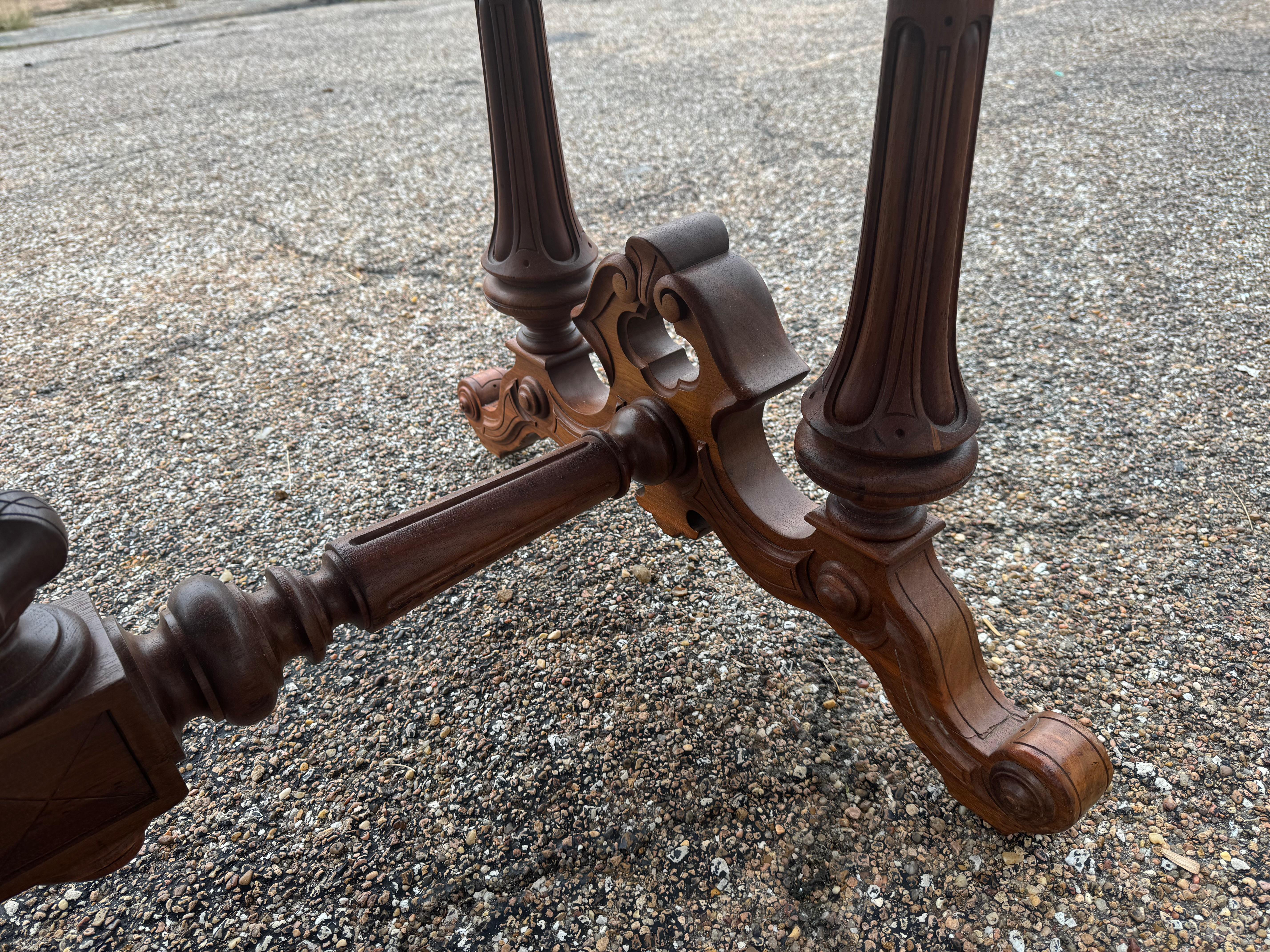 Fin du XIXe siècle Bureau plat en noyer d'époque victorienne avec plateau en cuir marron en vente