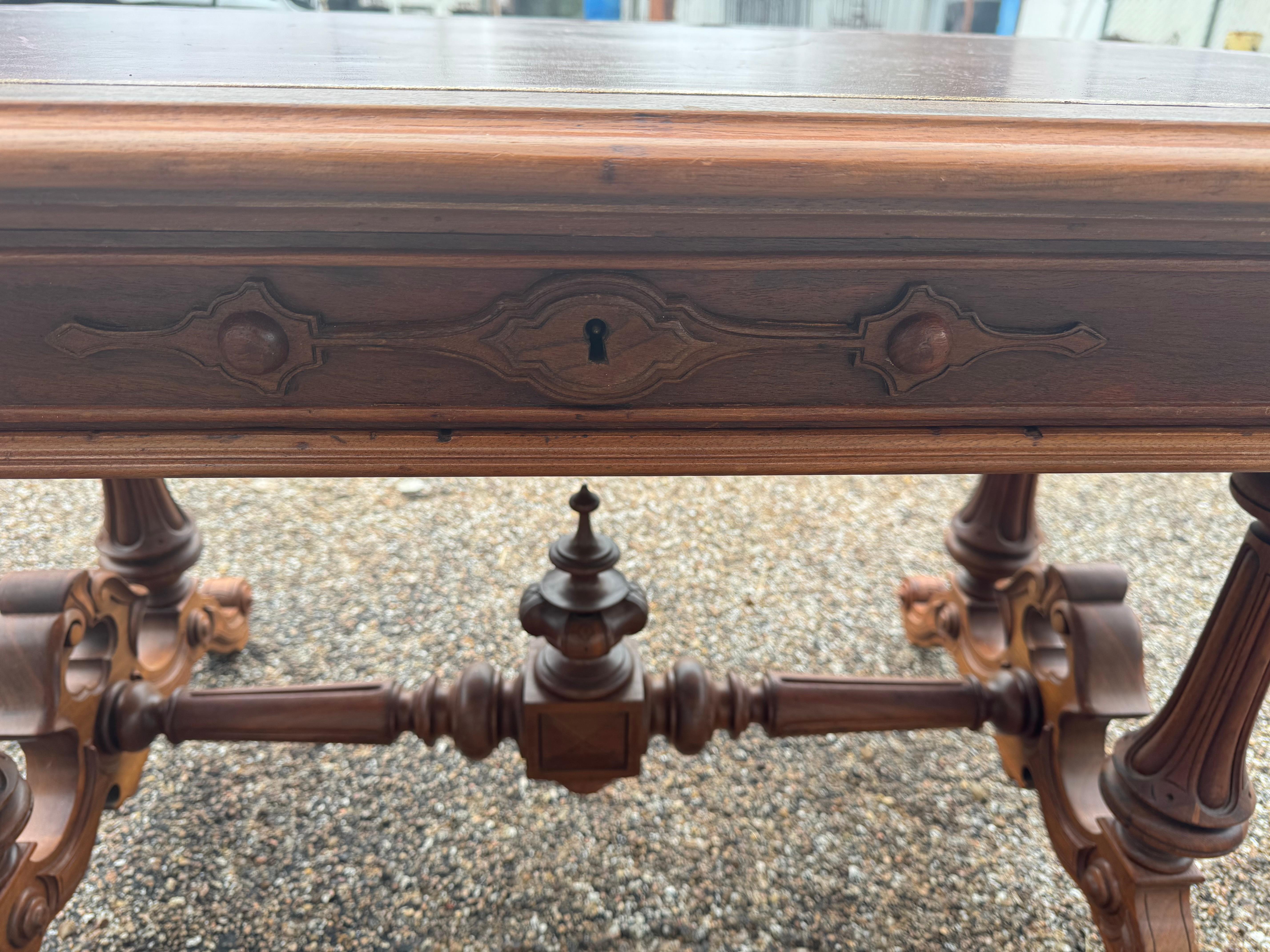 Noyer Bureau plat en noyer d'époque victorienne avec plateau en cuir marron en vente