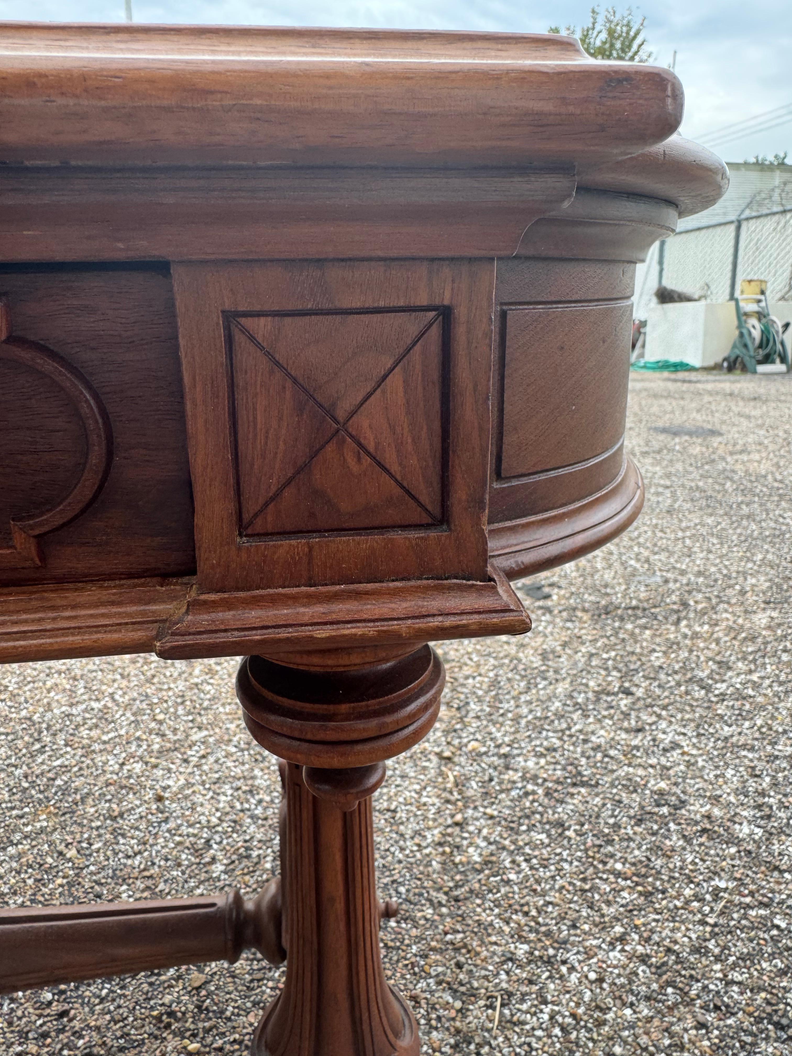 Bureau plat en noyer d'époque victorienne avec plateau en cuir marron en vente 1