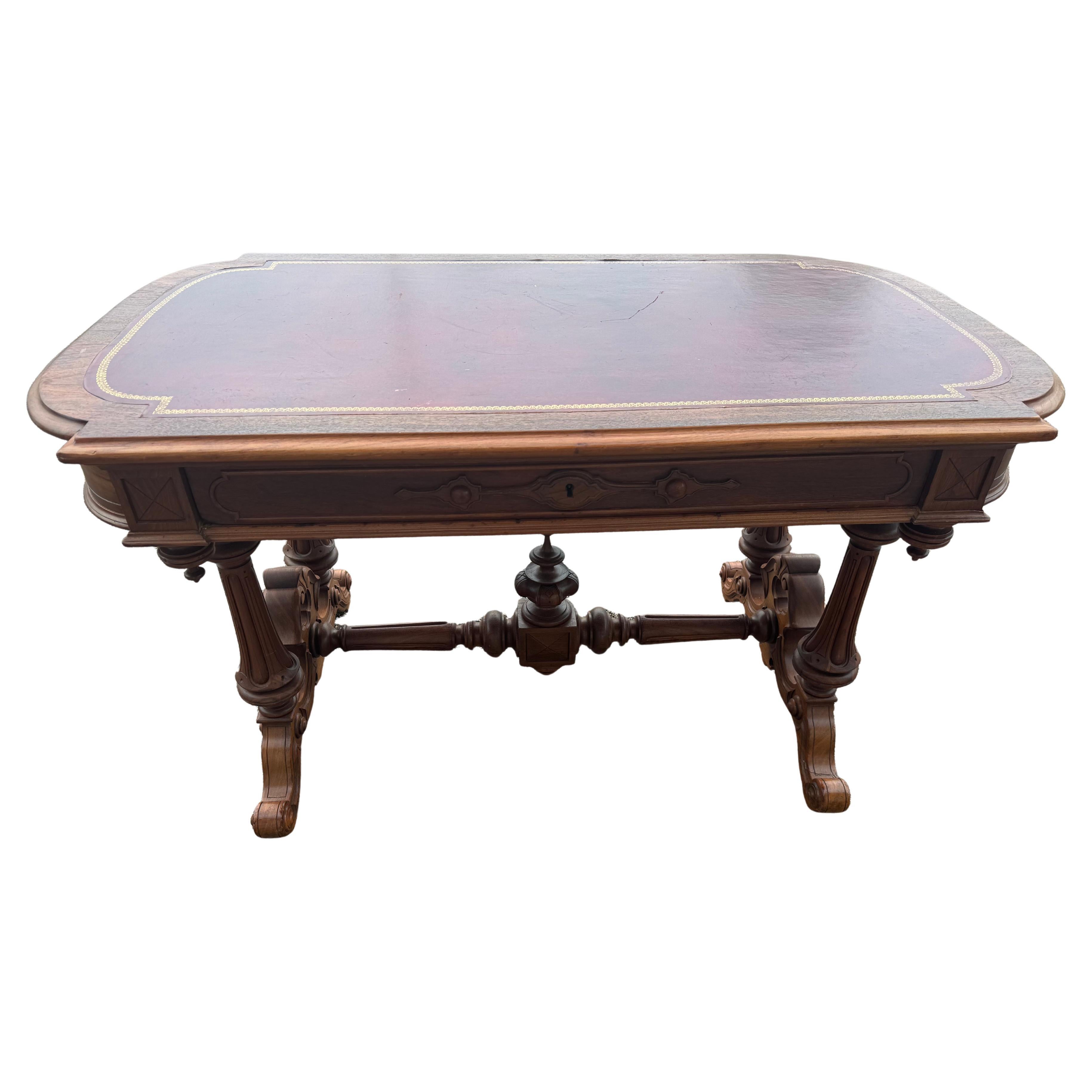 Bureau plat en noyer d
époque victorienne avec plateau en cuir marron en vente