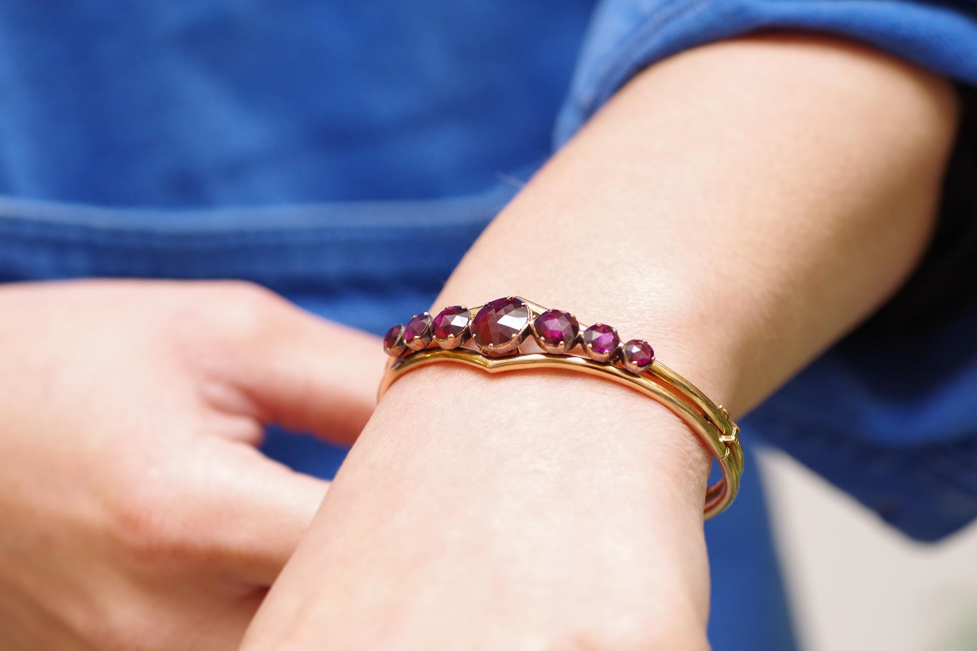 Bracciale vittoriano con granato di Perpignan in oro rosa 18 carati. Bracciale formato da due aste cave in oro rosa e centrato da sette granati rotondi. I granati sono 