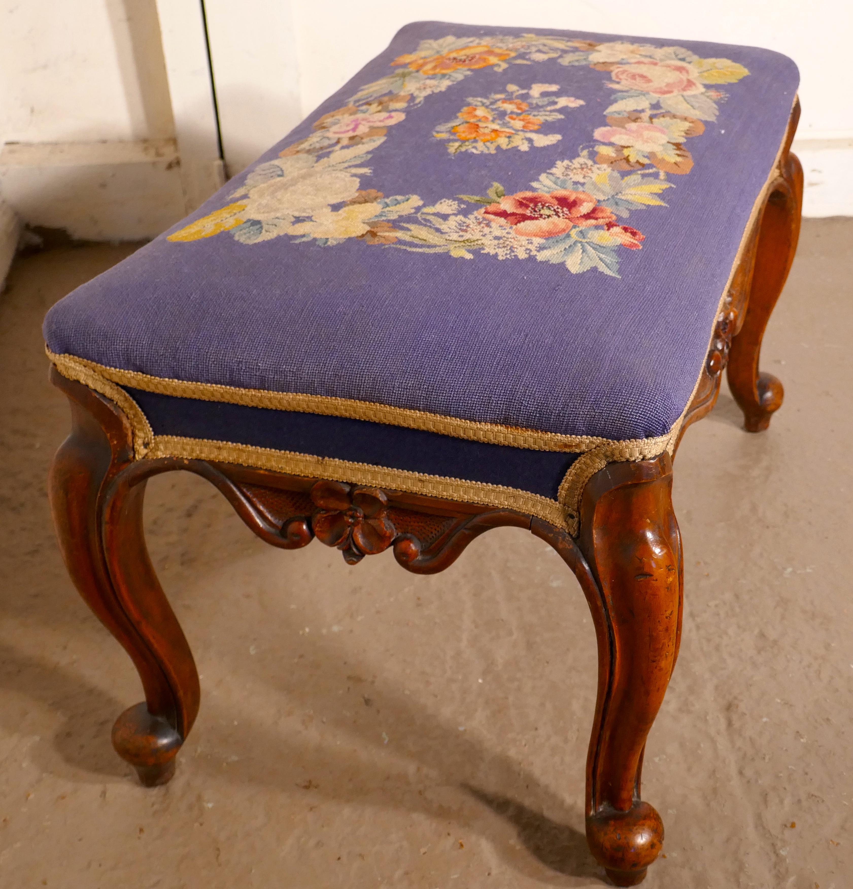 XIX secolo Sgabello Vittoriano in mogano imbottito con arazzo Petit Point in vendita
