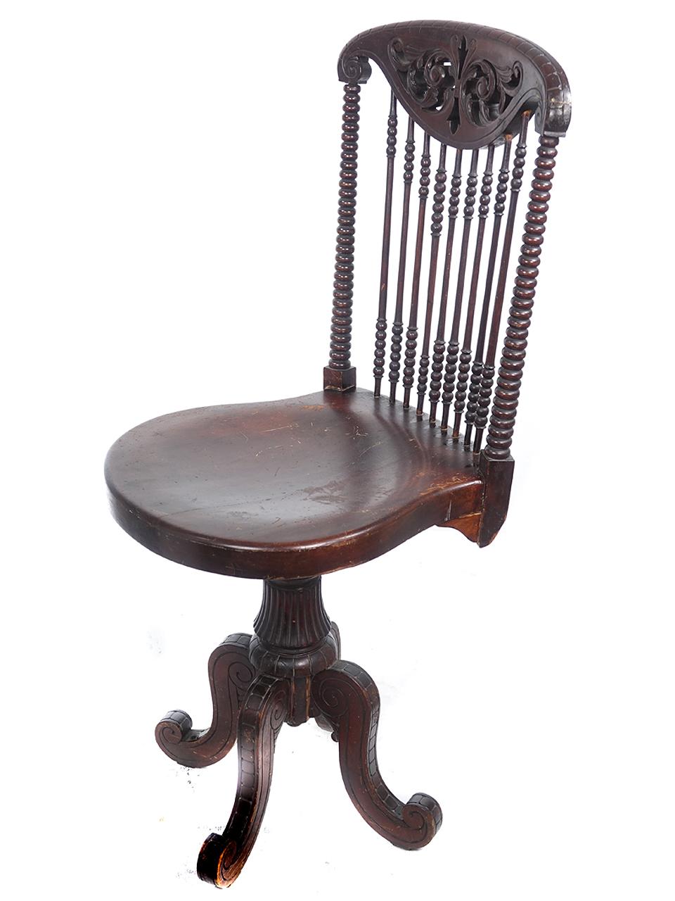 Ce fauteuil pivotant est un peu orné, mais il est tout de même léger. La finition du bois est originale avec une couleur rougeâtre foncée et une légère patine vieillie. Curieusement, je suis passé 1000 fois devant cette chaise et je n'ai jamais