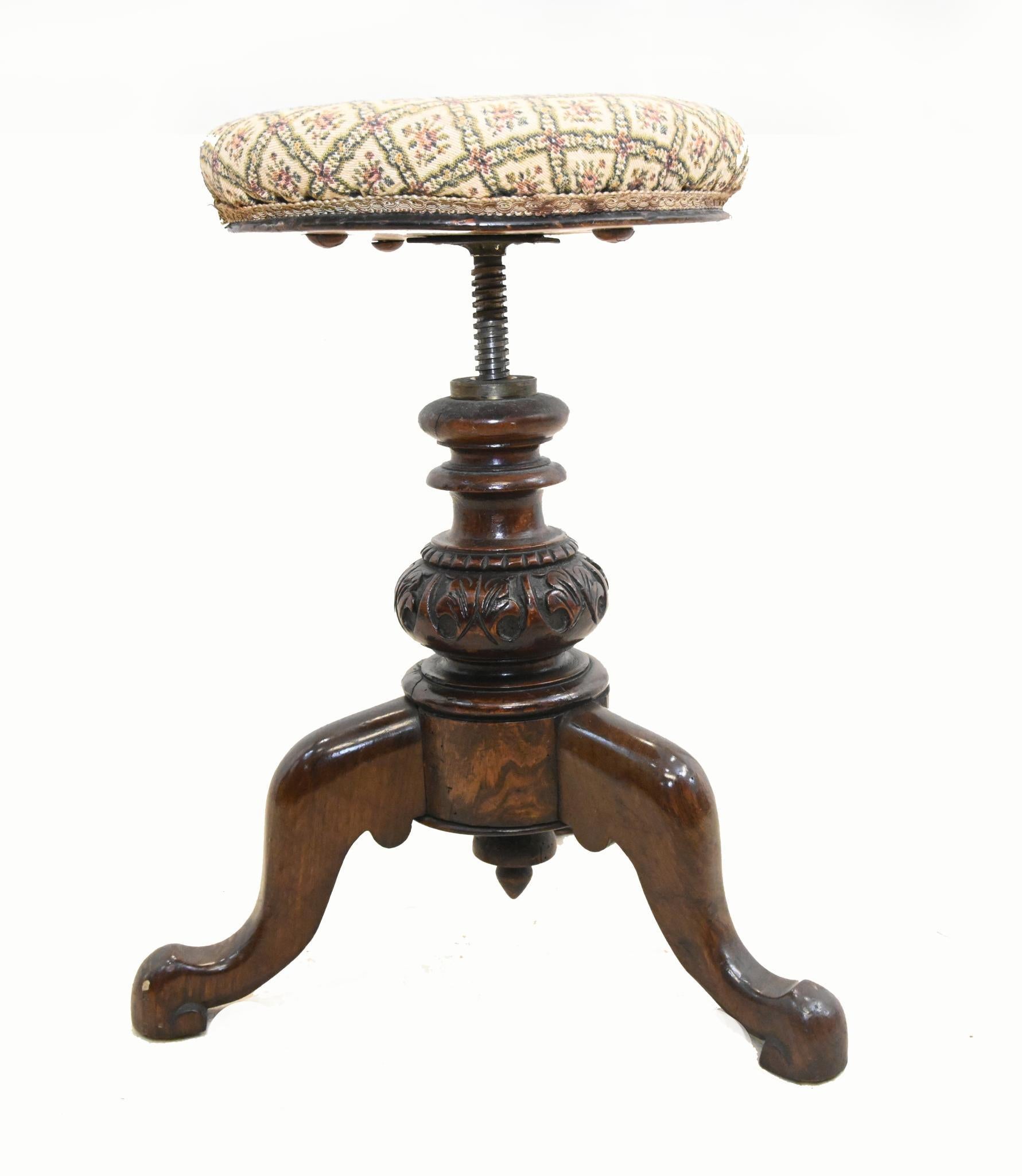 Taburete victoriano para piano de nogal tallado de altura regulable 1860 Victoriano en venta