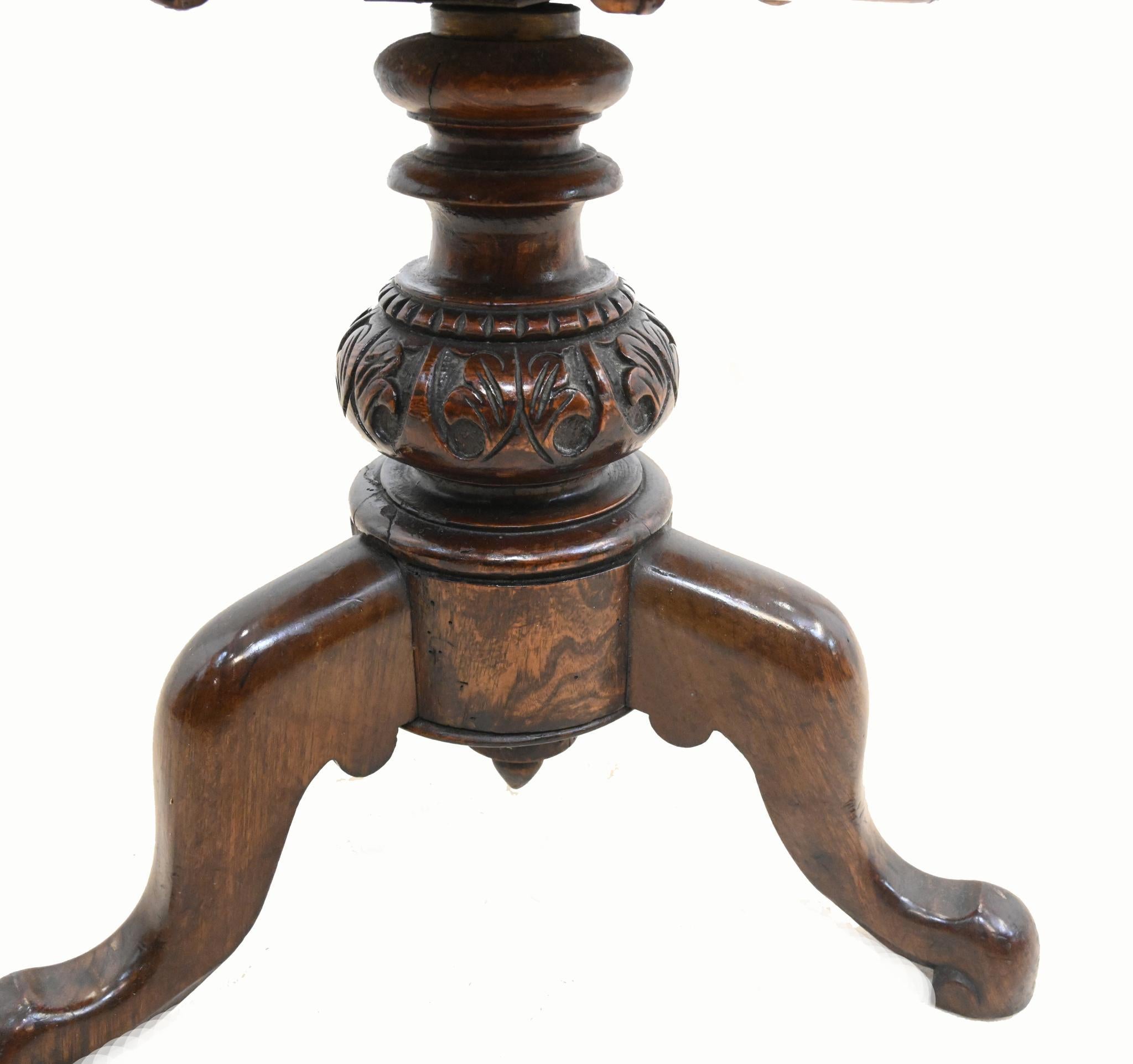 Taburete victoriano para piano de nogal tallado de altura regulable 1860 en Bueno estado para la venta en Potters Bar, GB