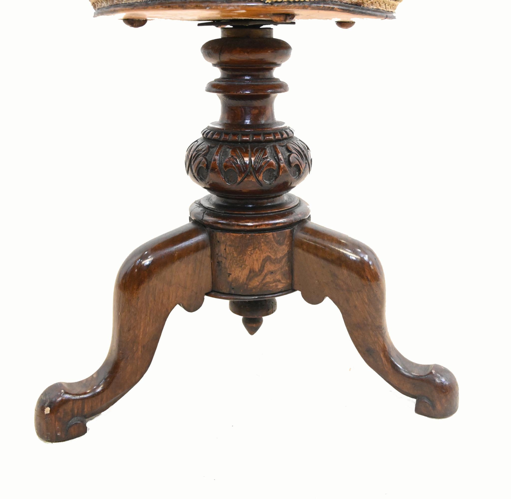 Taburete victoriano para piano de nogal tallado de altura regulable 1860 Madera en venta