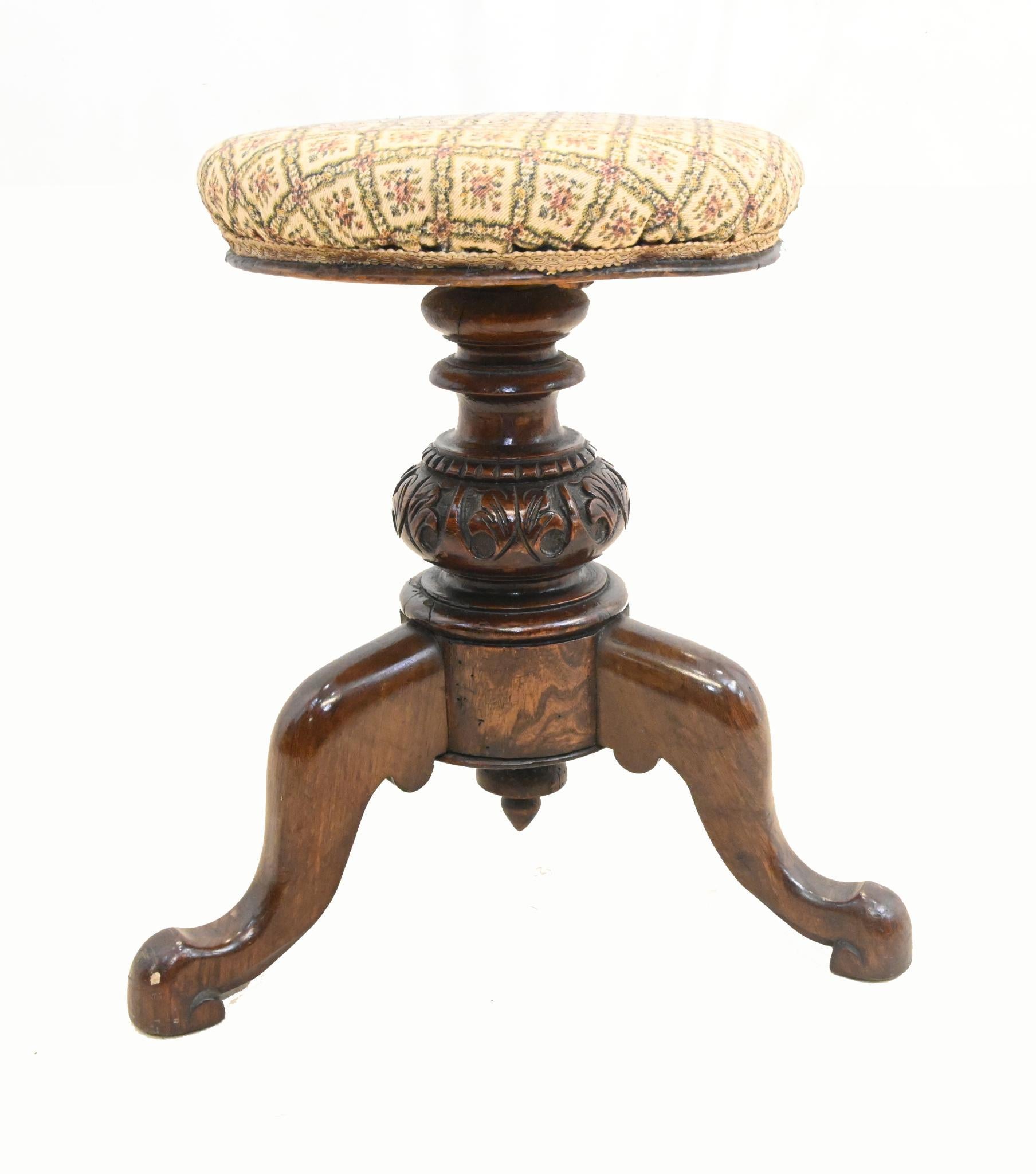 Taburete victoriano para piano de nogal tallado de altura regulable 1860 en venta 1