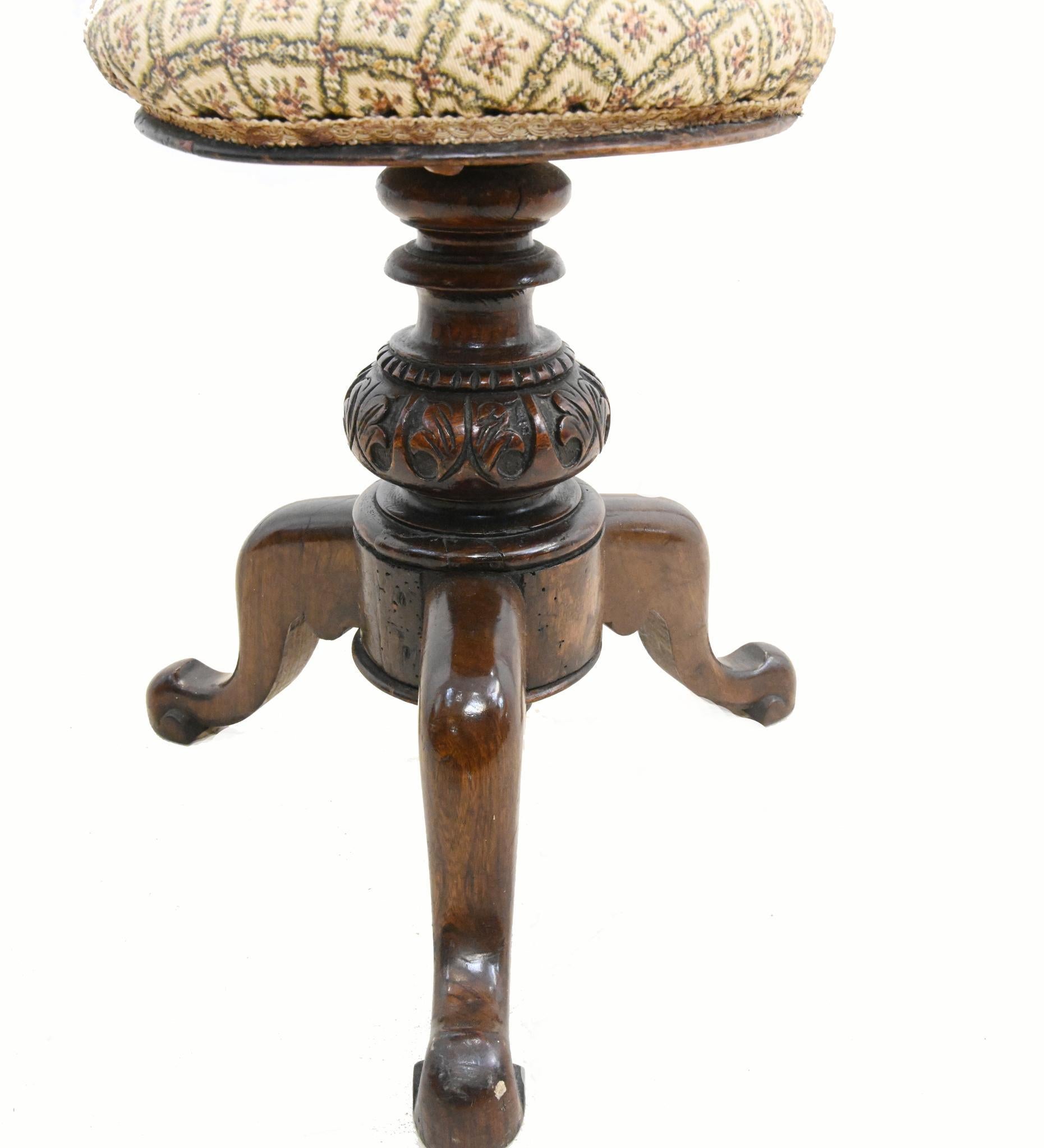 Taburete victoriano para piano de nogal tallado de altura regulable 1860 en venta 2