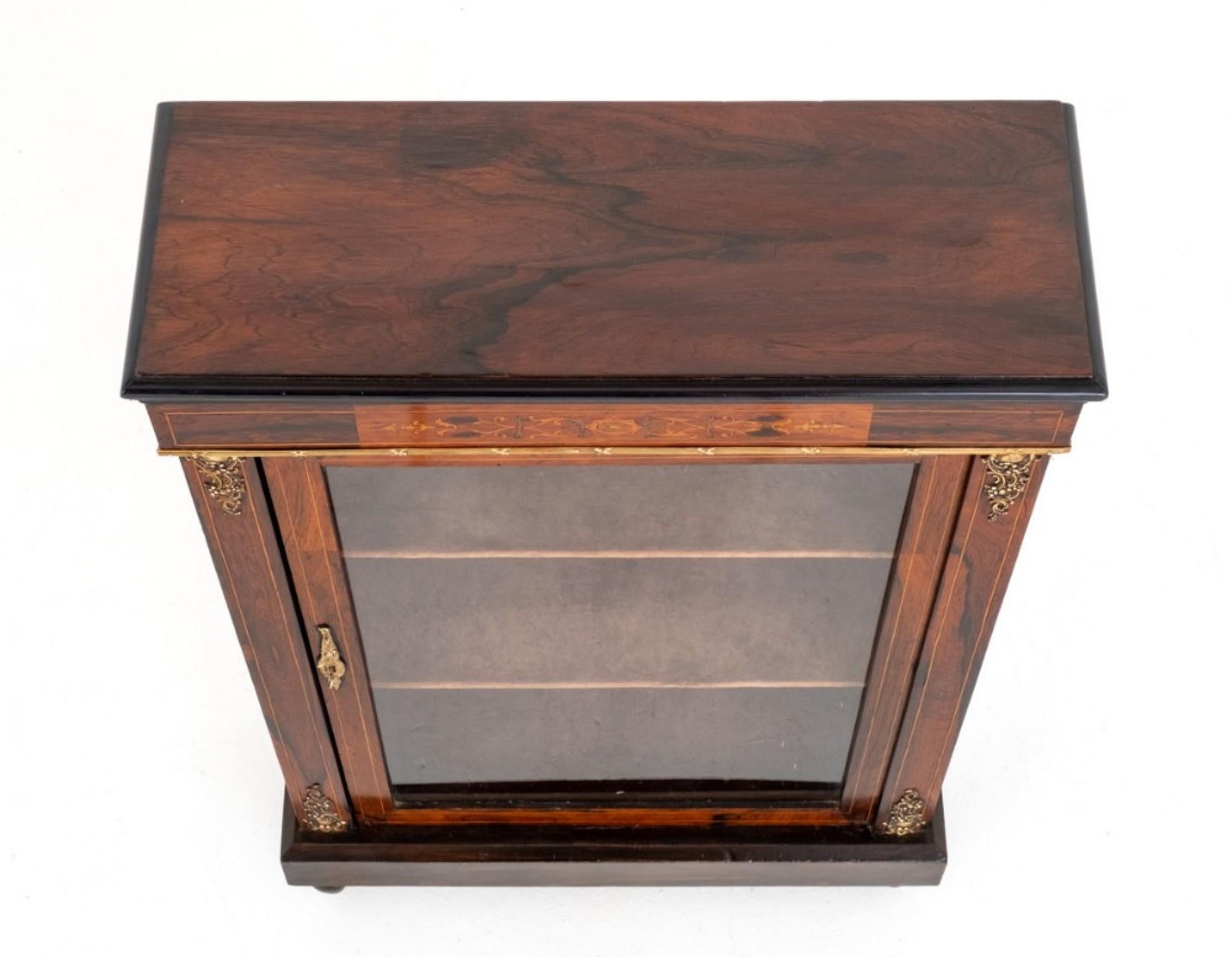Precioso armario de muelle victoriano de época
Este mueble se eleva sobre patas torneadas y una base de zócalo.
Alrededor de 1860
El armario tiene 1 puerta acristalada con un panel de marquetería encima
Todo el mueble tiene incrustaciones de líneas