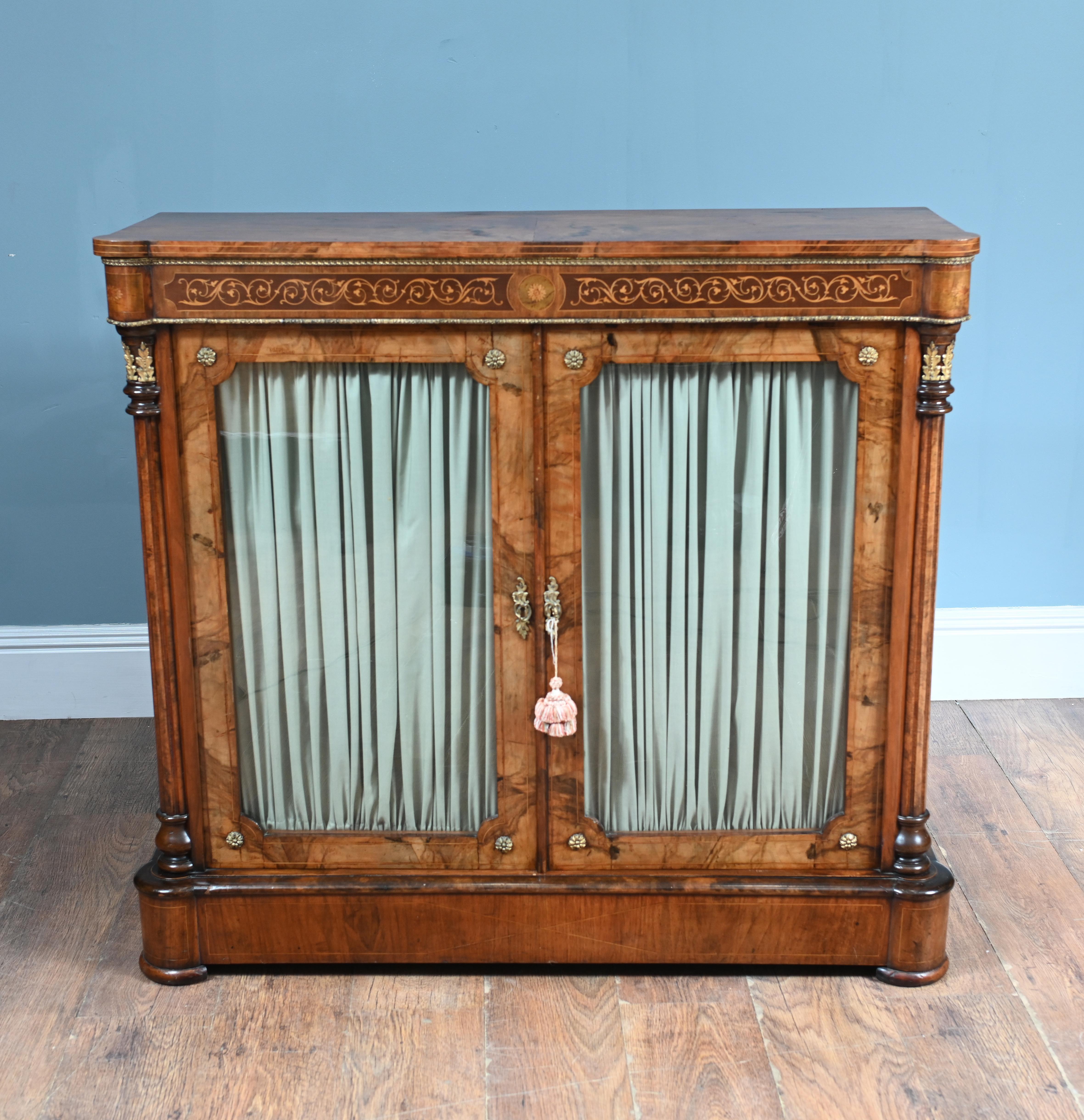 Vous voyez une armoire victorienne raffinée avec des portes vitrées.
Circa 1880 et fabriqué en noyer avec une riche patine.
Il s'agit d'un meuble à deux portes dont les panneaux vitrés sont bordés de rideaux de soie plissés dans une douce teinte