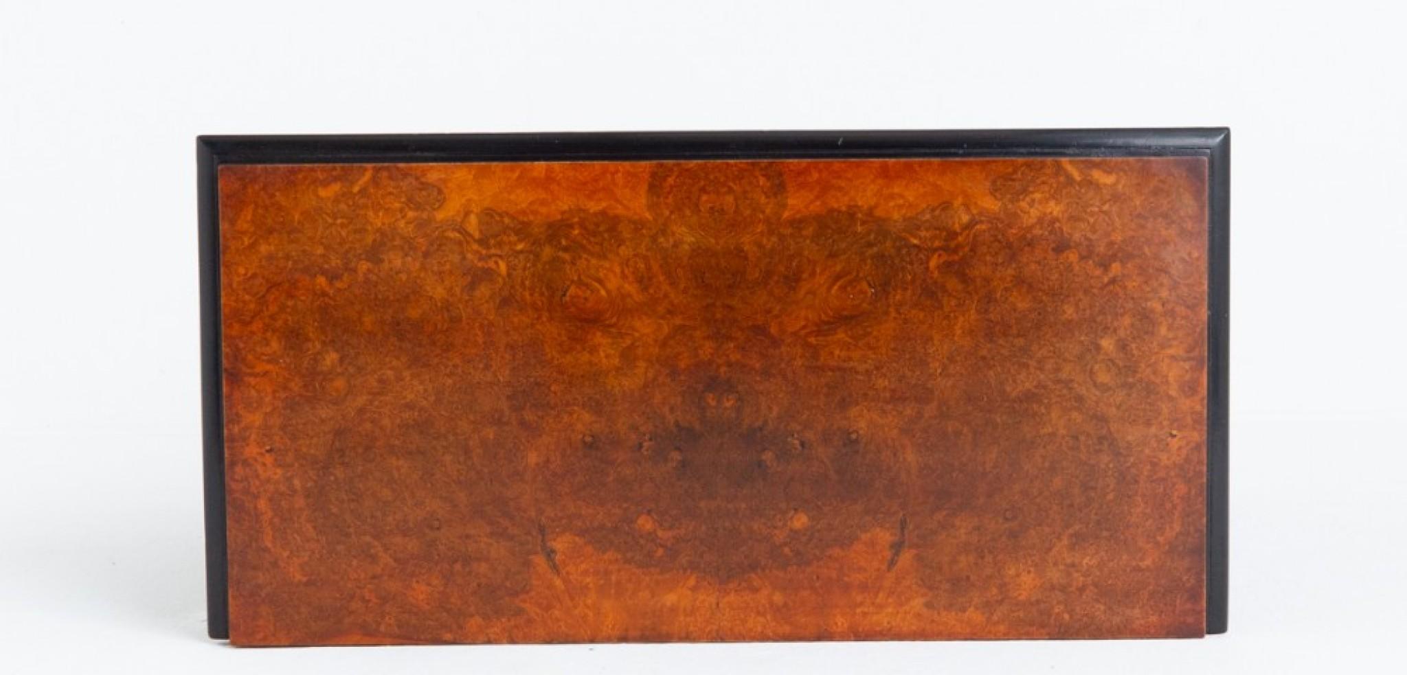 Armadio a molo vittoriano ebanizzato
Questo grazioso mobile a molo presenta un'anta centrale vetrata affiancata da pannelli intarsiati ai lati e sopra.
Circa 1870
Spediamo in qualsiasi parte del mondo - contattaci per un preventivo
Con montature