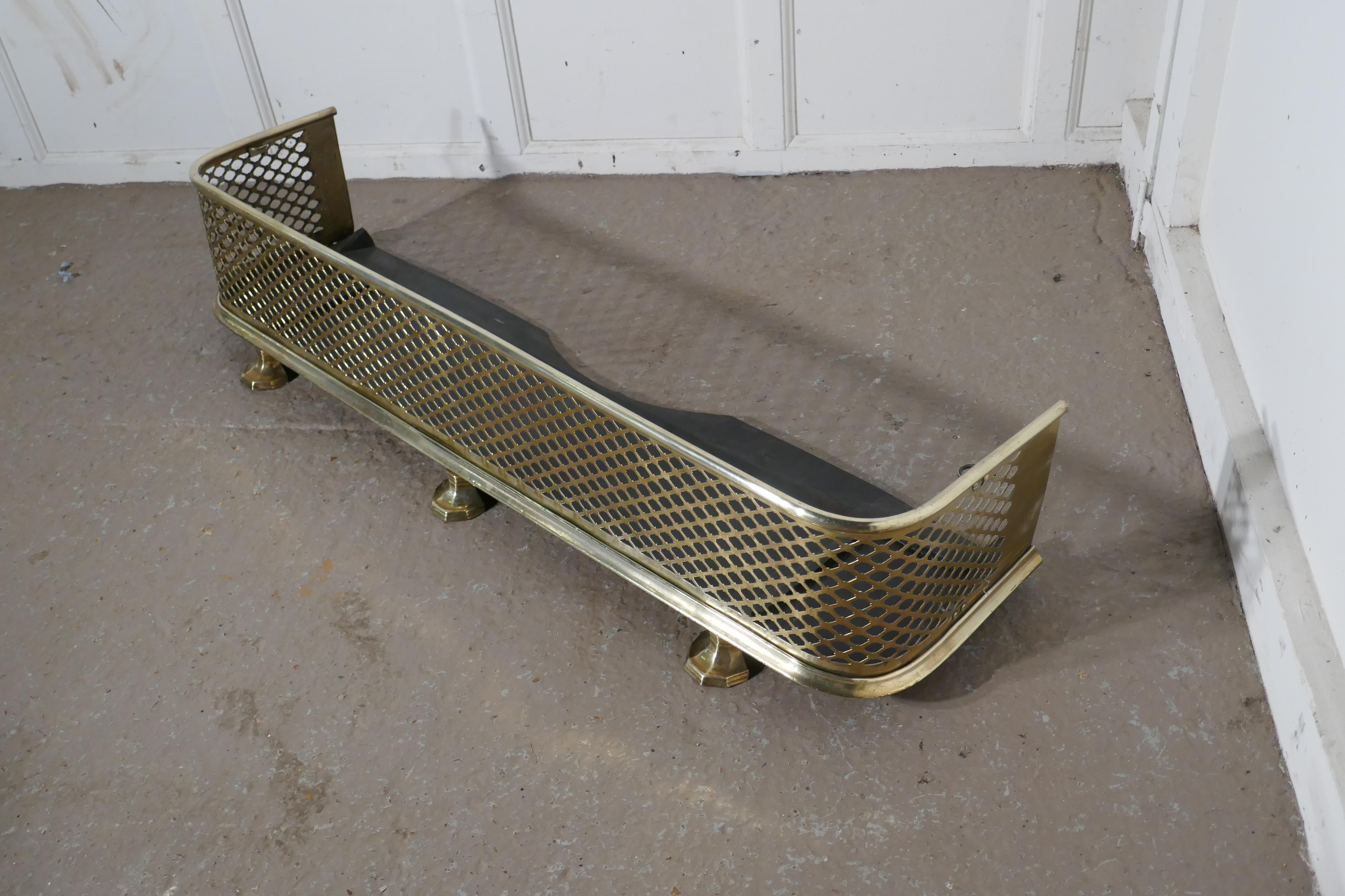 Victorian Pierced Brass Fender In Good Condition In Chillerton, Isle of Wight