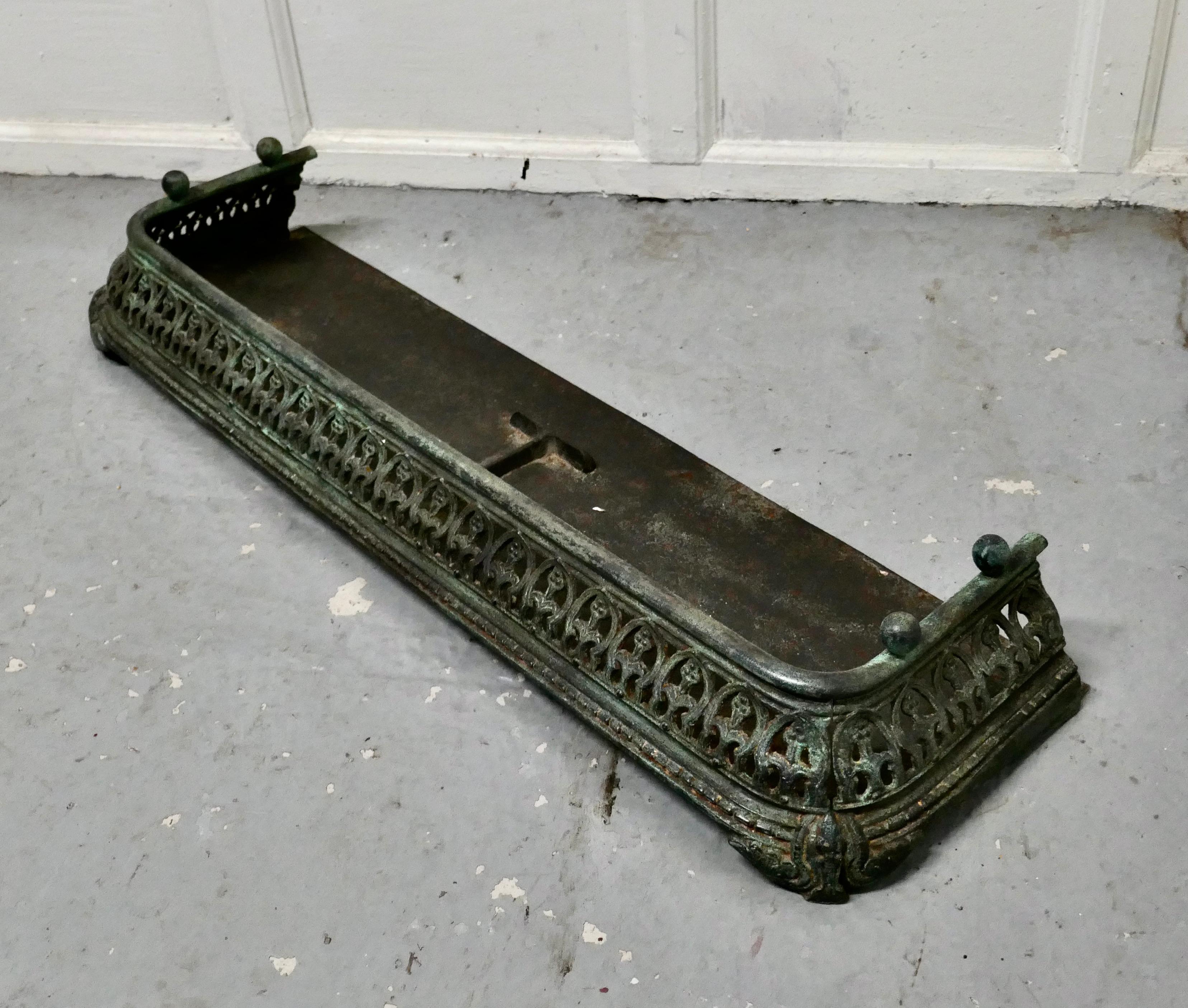 Victorian Pierced Cast Iron Fender In Good Condition For Sale In Chillerton, Isle of Wight
