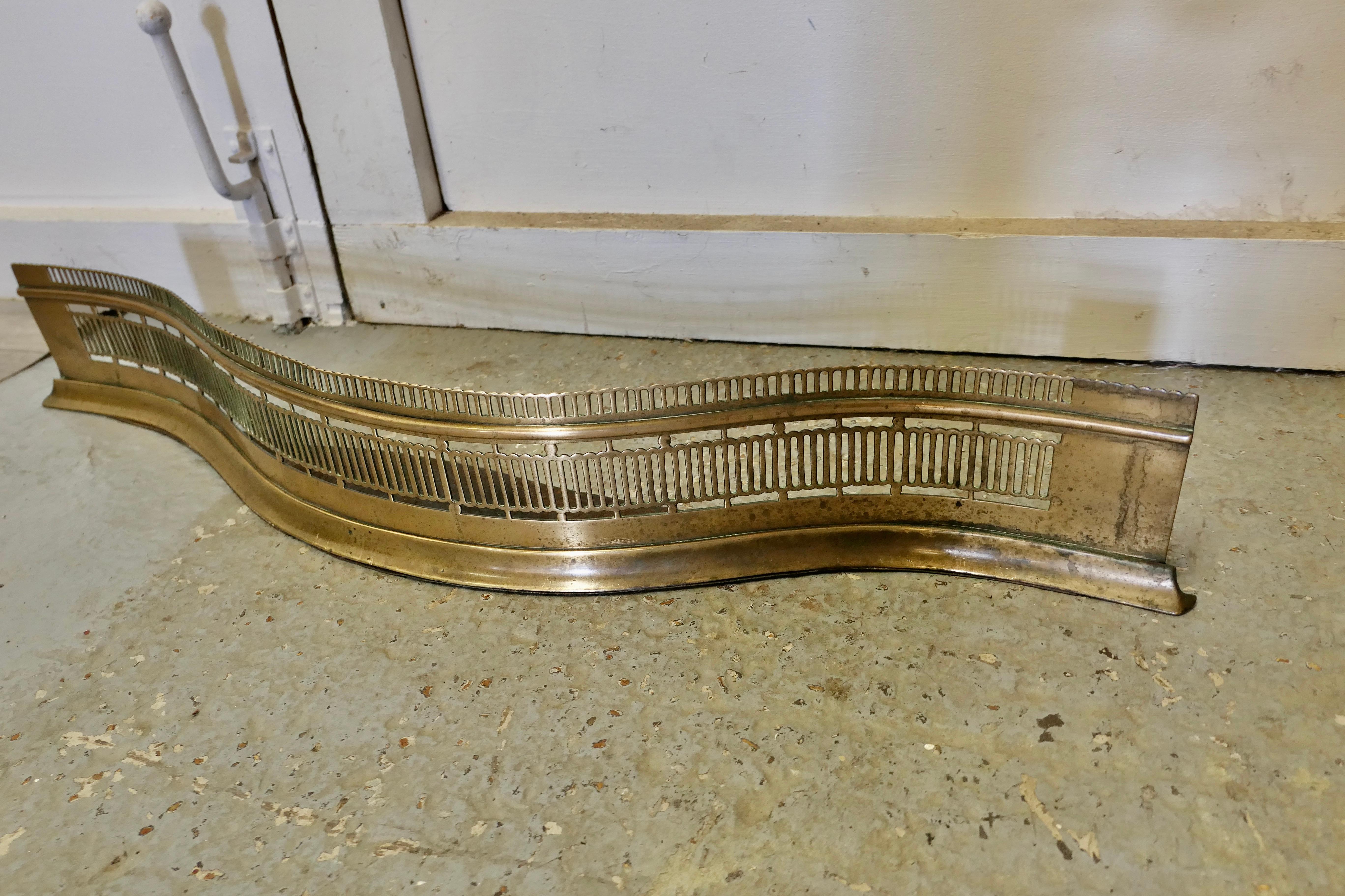 Victorian Pierced Serpentine Shaped Brass Fender     In Good Condition For Sale In Chillerton, Isle of Wight
